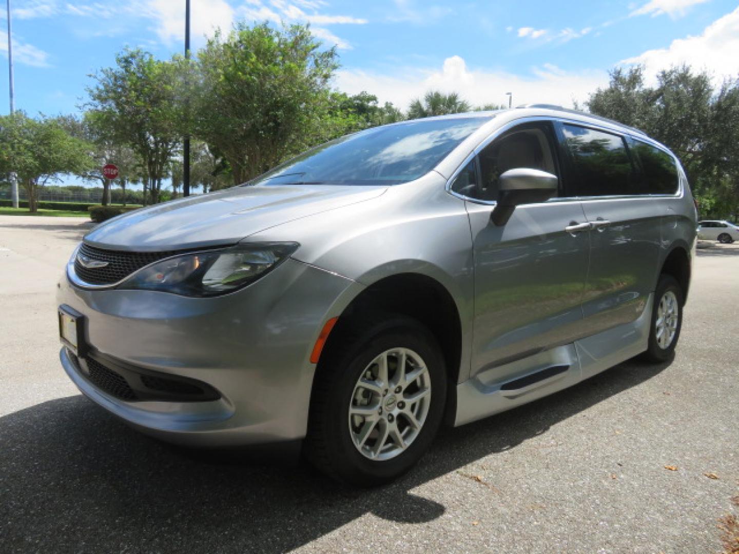 2021 Chrysler Voyager LXI (2C4RC1DG8MR) with an 3.6L V6 DOHC 24V engine, 9A transmission, located at 4301 Oak Circle #19, Boca Raton, FL, 33431, (954) 561-2499, 26.388472, -80.084045 - Photo#11