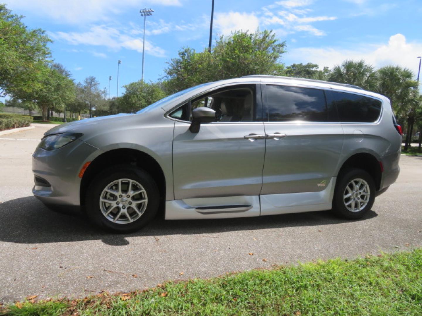 2021 Chrysler Voyager LXI (2C4RC1DG8MR) with an 3.6L V6 DOHC 24V engine, 9A transmission, located at 4301 Oak Circle #19, Boca Raton, FL, 33431, (954) 561-2499, 26.388472, -80.084045 - Photo#12