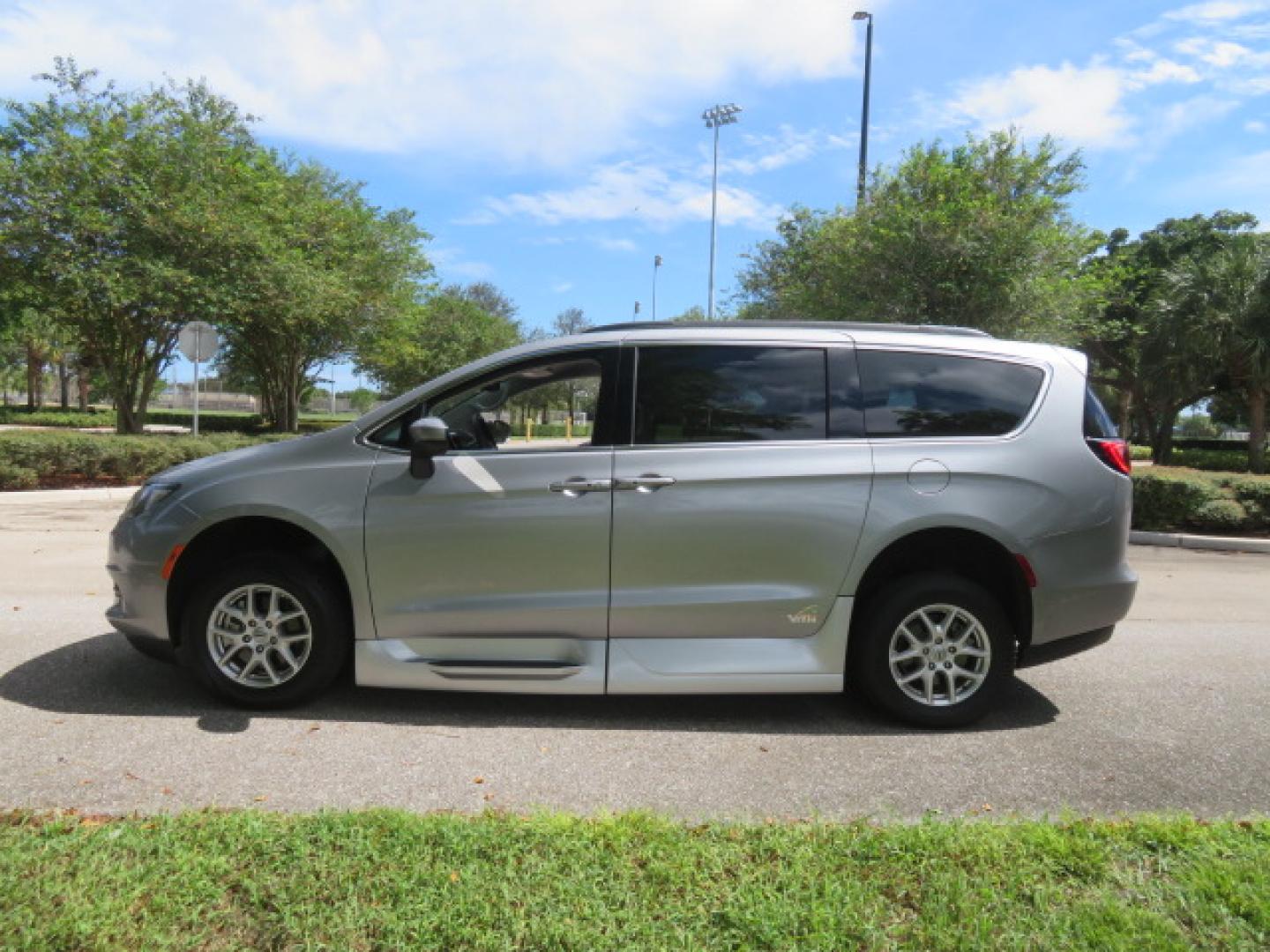 2021 Chrysler Voyager LXI (2C4RC1DG8MR) with an 3.6L V6 DOHC 24V engine, 9A transmission, located at 4301 Oak Circle #19, Boca Raton, FL, 33431, (954) 561-2499, 26.388472, -80.084045 - Photo#13
