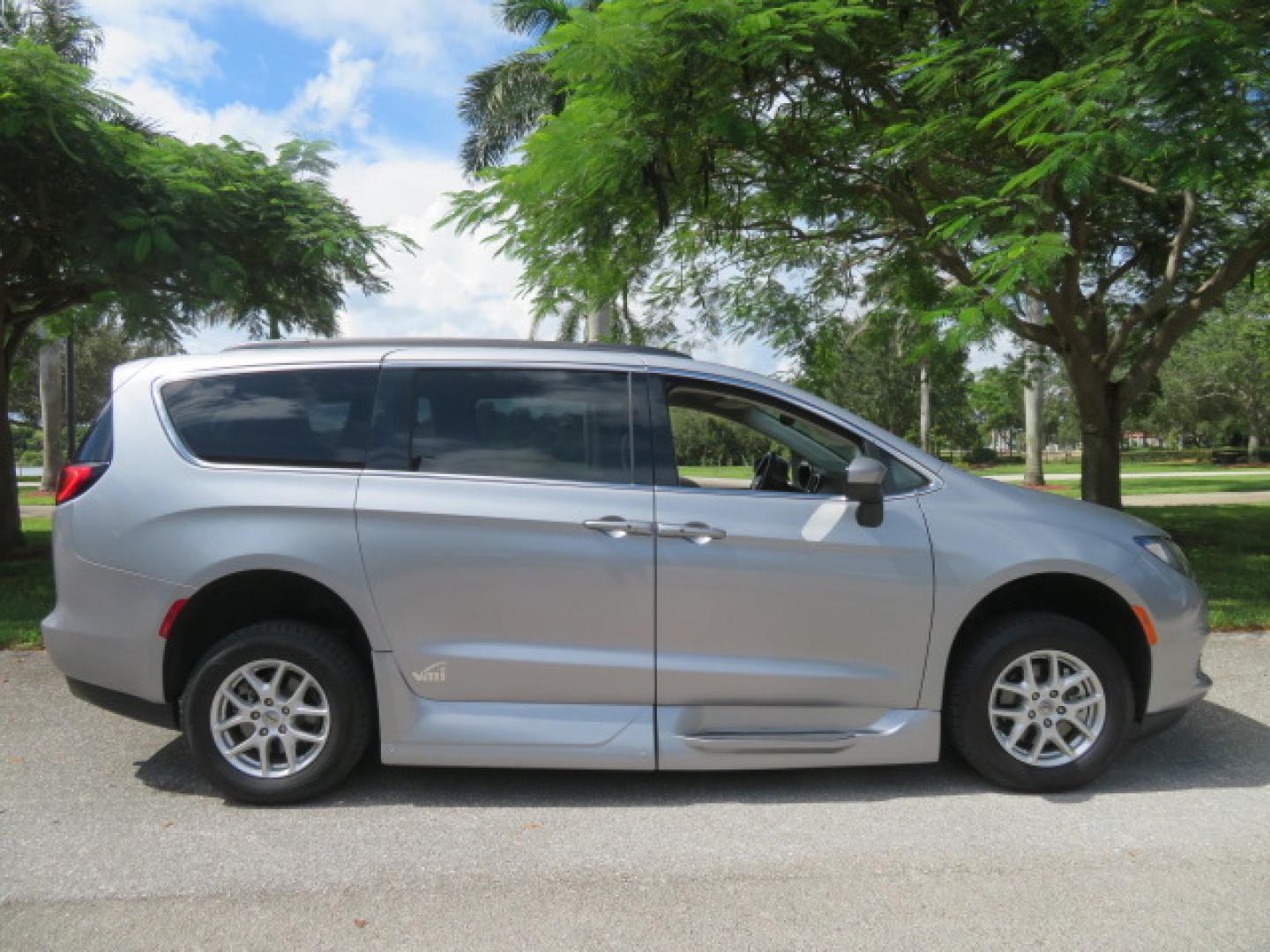 2021 Chrysler Voyager LXI (2C4RC1DG8MR) with an 3.6L V6 DOHC 24V engine, 9A transmission, located at 4301 Oak Circle #19, Boca Raton, FL, 33431, (954) 561-2499, 26.388472, -80.084045 - Photo#18