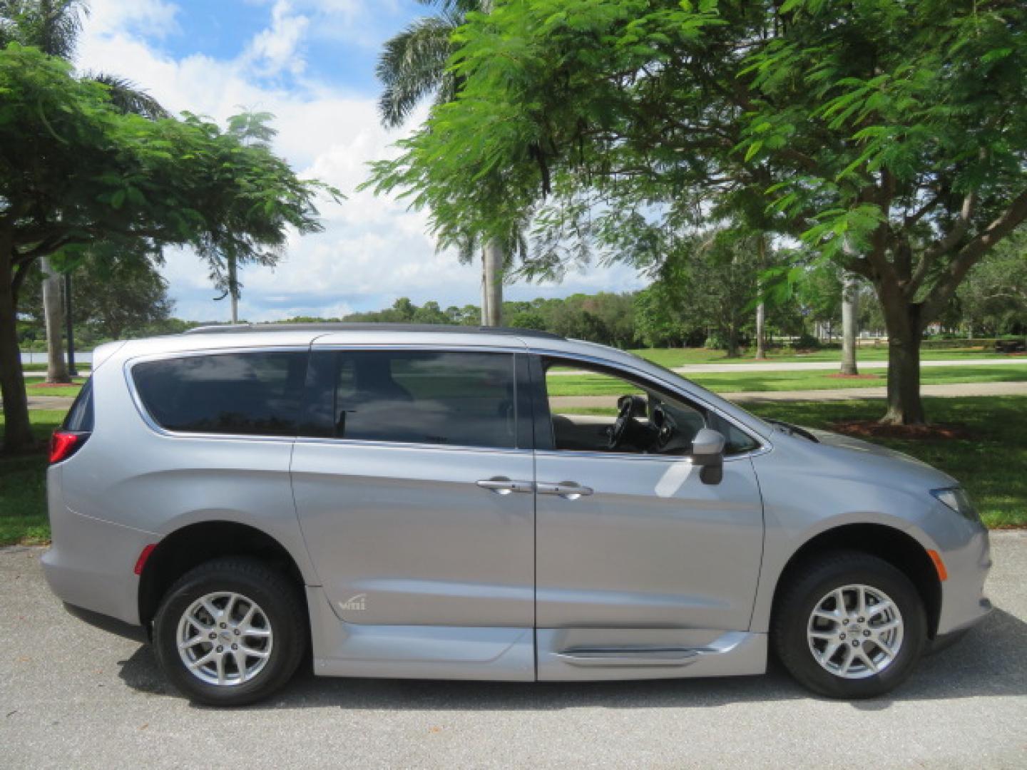 2021 Chrysler Voyager LXI (2C4RC1DG8MR) with an 3.6L V6 DOHC 24V engine, 9A transmission, located at 4301 Oak Circle #19, Boca Raton, FL, 33431, (954) 561-2499, 26.388472, -80.084045 - Photo#19