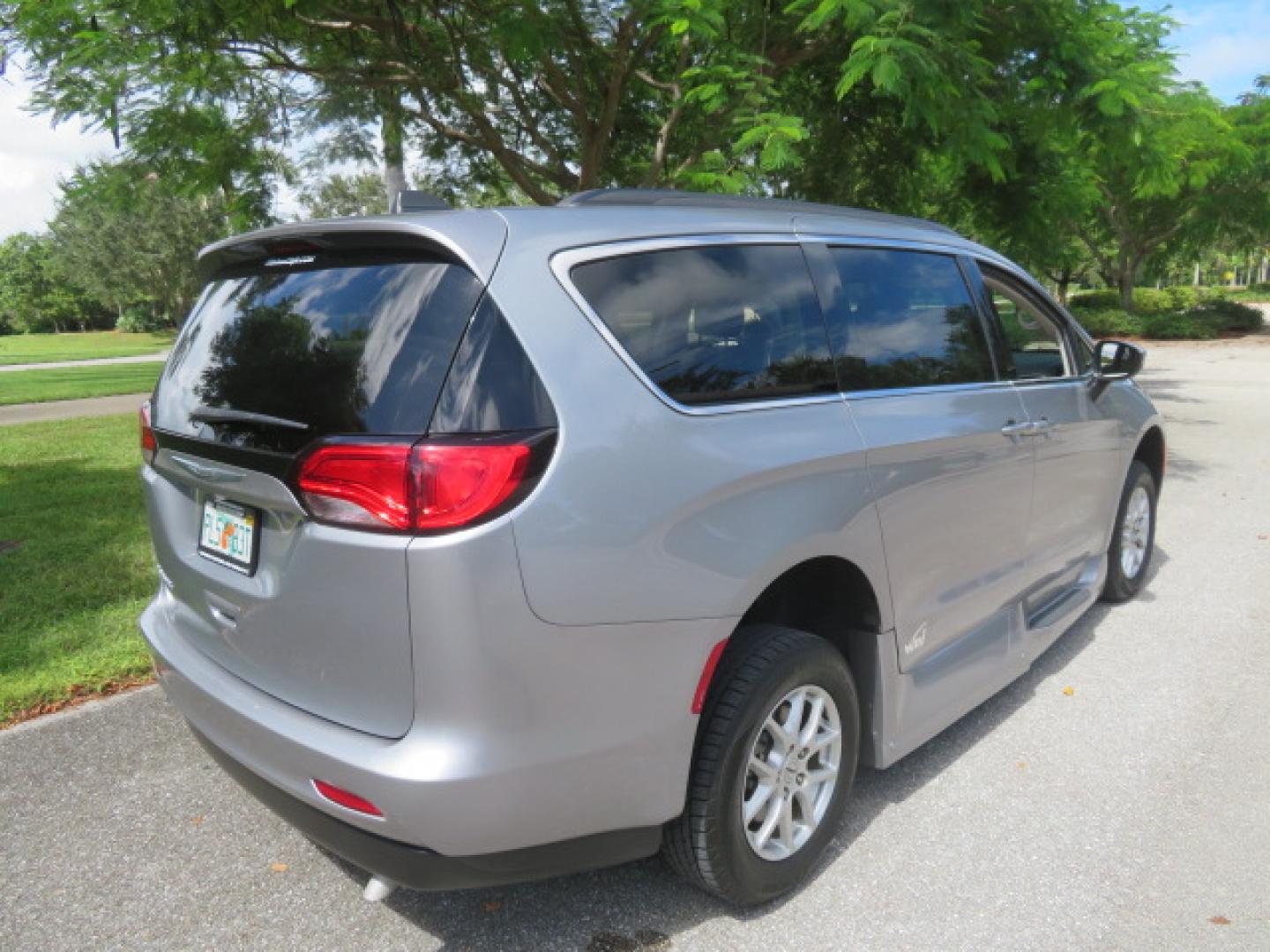 2021 Chrysler Voyager LXI (2C4RC1DG8MR) with an 3.6L V6 DOHC 24V engine, 9A transmission, located at 4301 Oak Circle #19, Boca Raton, FL, 33431, (954) 561-2499, 26.388472, -80.084045 - Photo#25