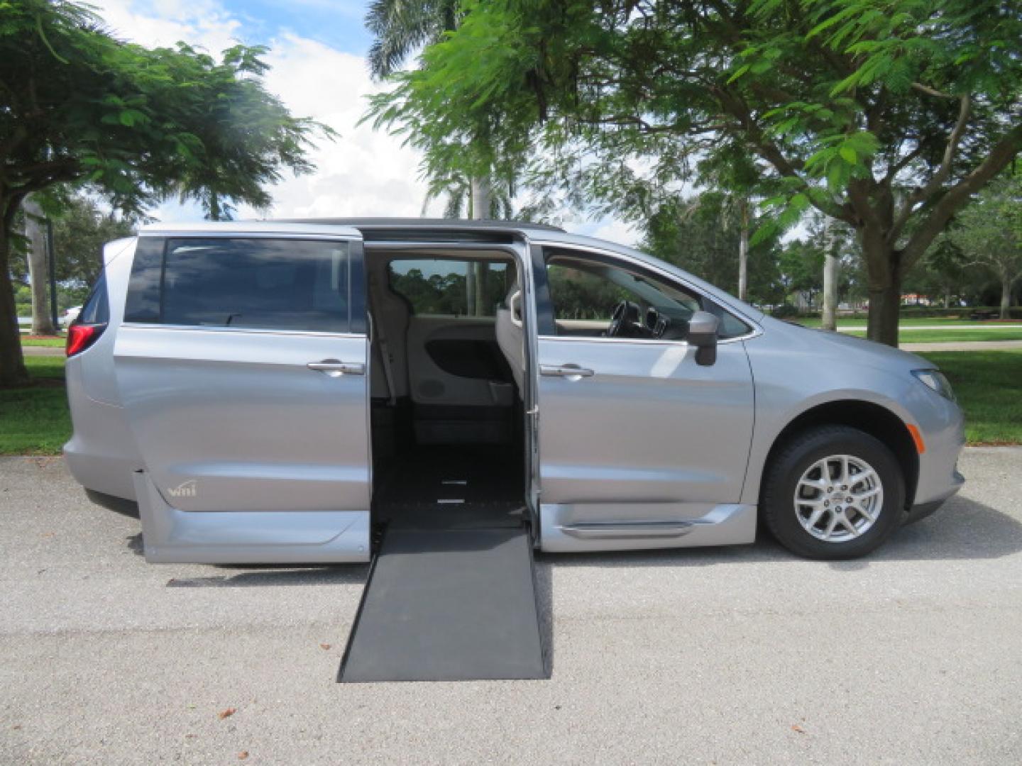 2021 Chrysler Voyager LXI (2C4RC1DG8MR) with an 3.6L V6 DOHC 24V engine, 9A transmission, located at 4301 Oak Circle #19, Boca Raton, FL, 33431, (954) 561-2499, 26.388472, -80.084045 - Photo#37