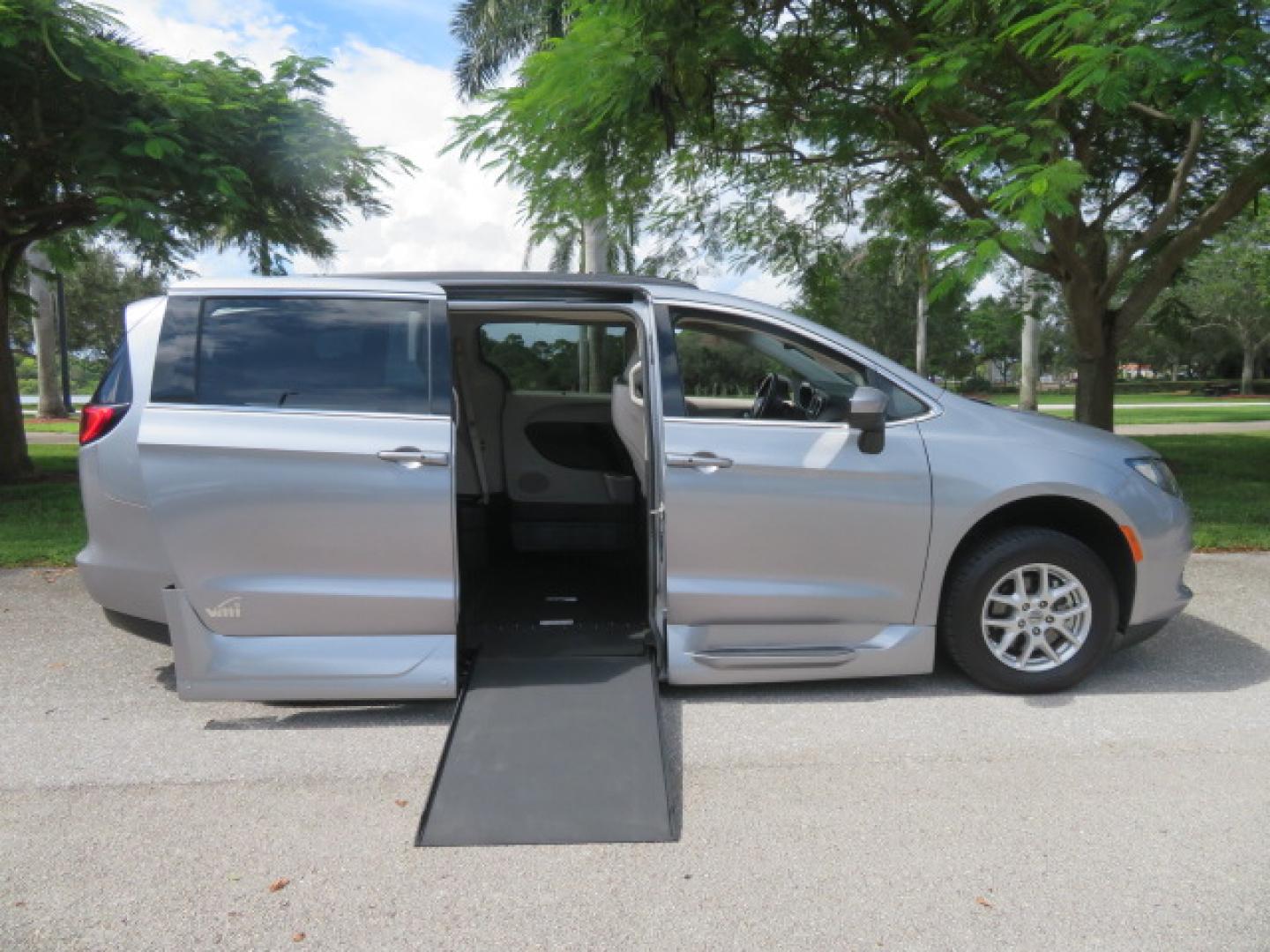 2021 Chrysler Voyager LXI (2C4RC1DG8MR) with an 3.6L V6 DOHC 24V engine, 9A transmission, located at 4301 Oak Circle #19, Boca Raton, FL, 33431, (954) 561-2499, 26.388472, -80.084045 - Photo#38