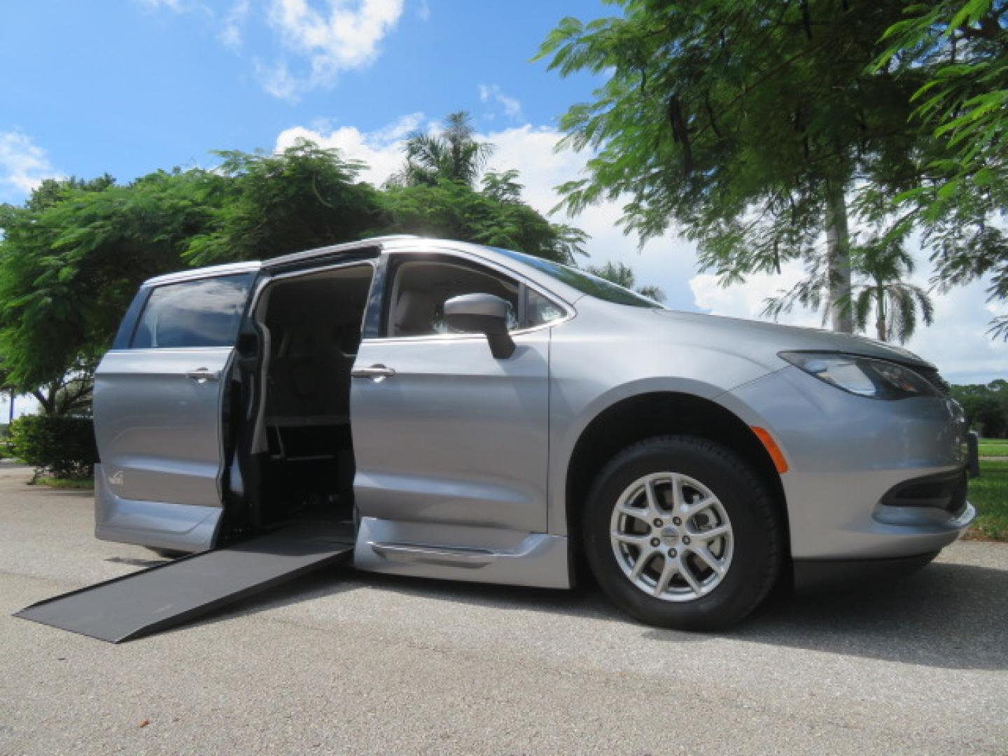 2021 Chrysler Voyager LXI (2C4RC1DG8MR) with an 3.6L V6 DOHC 24V engine, 9A transmission, located at 4301 Oak Circle #19, Boca Raton, FL, 33431, (954) 561-2499, 26.388472, -80.084045 - Photo#39