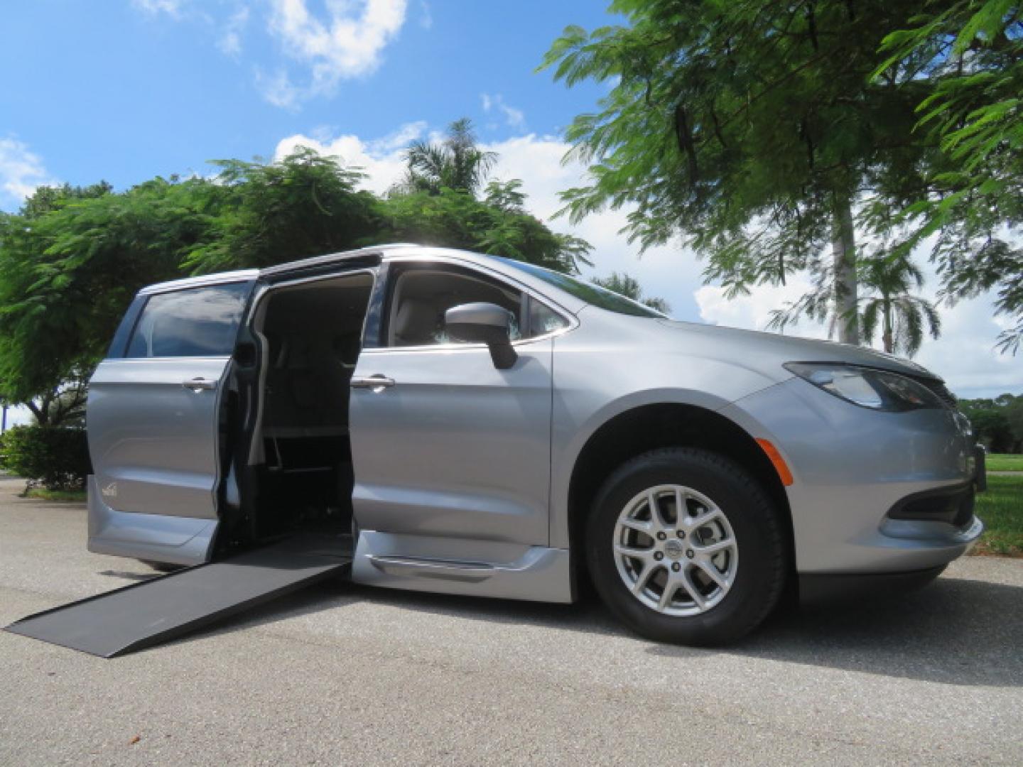 2021 Chrysler Voyager LXI (2C4RC1DG8MR) with an 3.6L V6 DOHC 24V engine, 9A transmission, located at 4301 Oak Circle #19, Boca Raton, FL, 33431, (954) 561-2499, 26.388472, -80.084045 - Photo#40