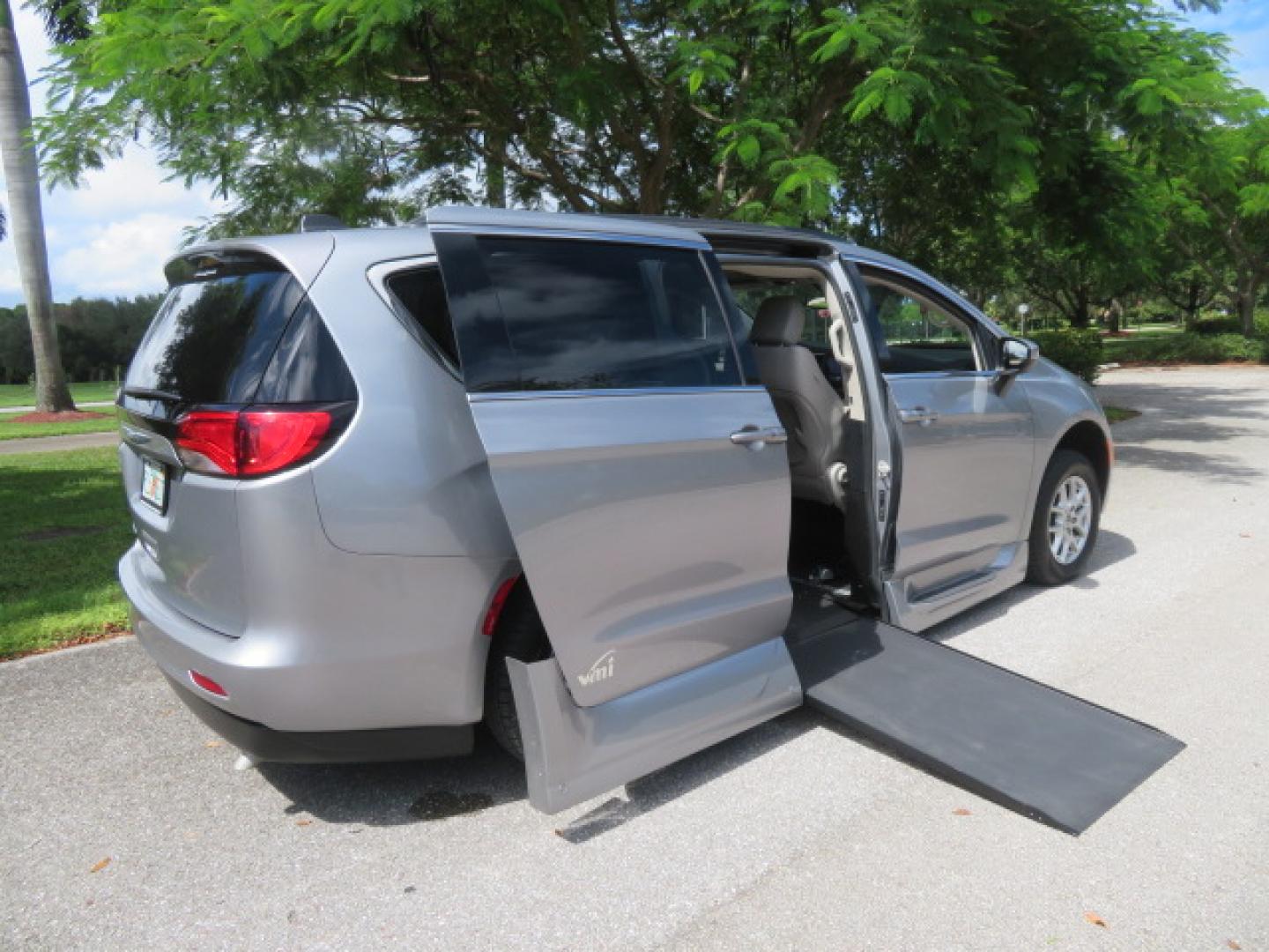 2021 Chrysler Voyager LXI (2C4RC1DG8MR) with an 3.6L V6 DOHC 24V engine, 9A transmission, located at 4301 Oak Circle #19, Boca Raton, FL, 33431, (954) 561-2499, 26.388472, -80.084045 - Photo#42