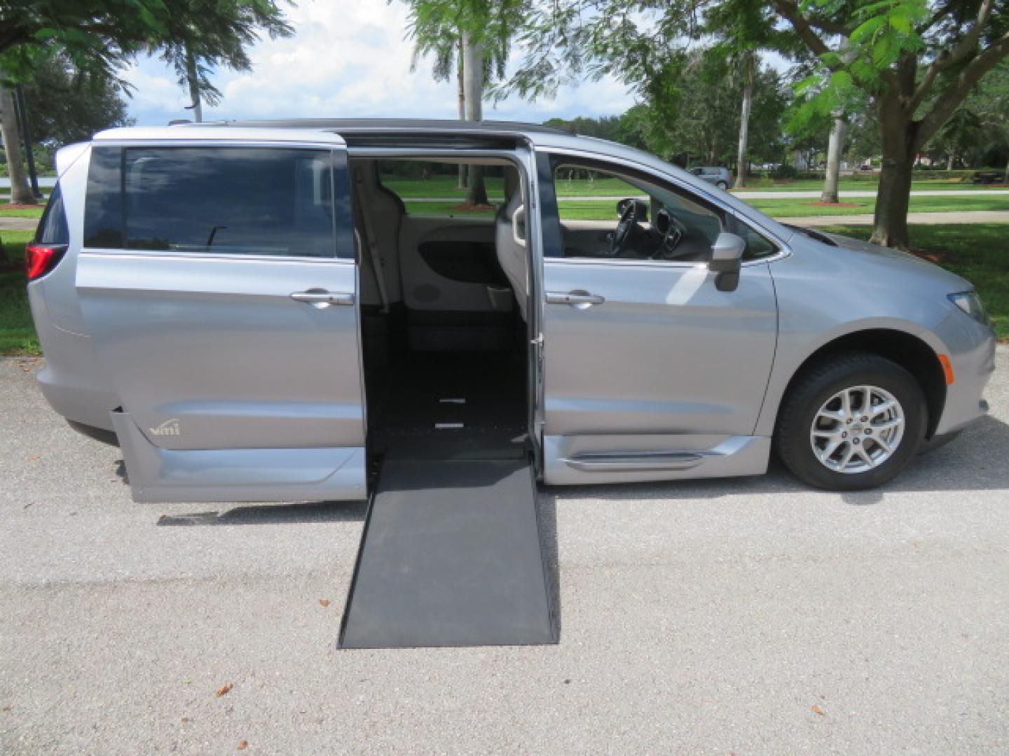 2021 Chrysler Voyager LXI (2C4RC1DG8MR) with an 3.6L V6 DOHC 24V engine, 9A transmission, located at 4301 Oak Circle #19, Boca Raton, FL, 33431, (954) 561-2499, 26.388472, -80.084045 - Photo#43
