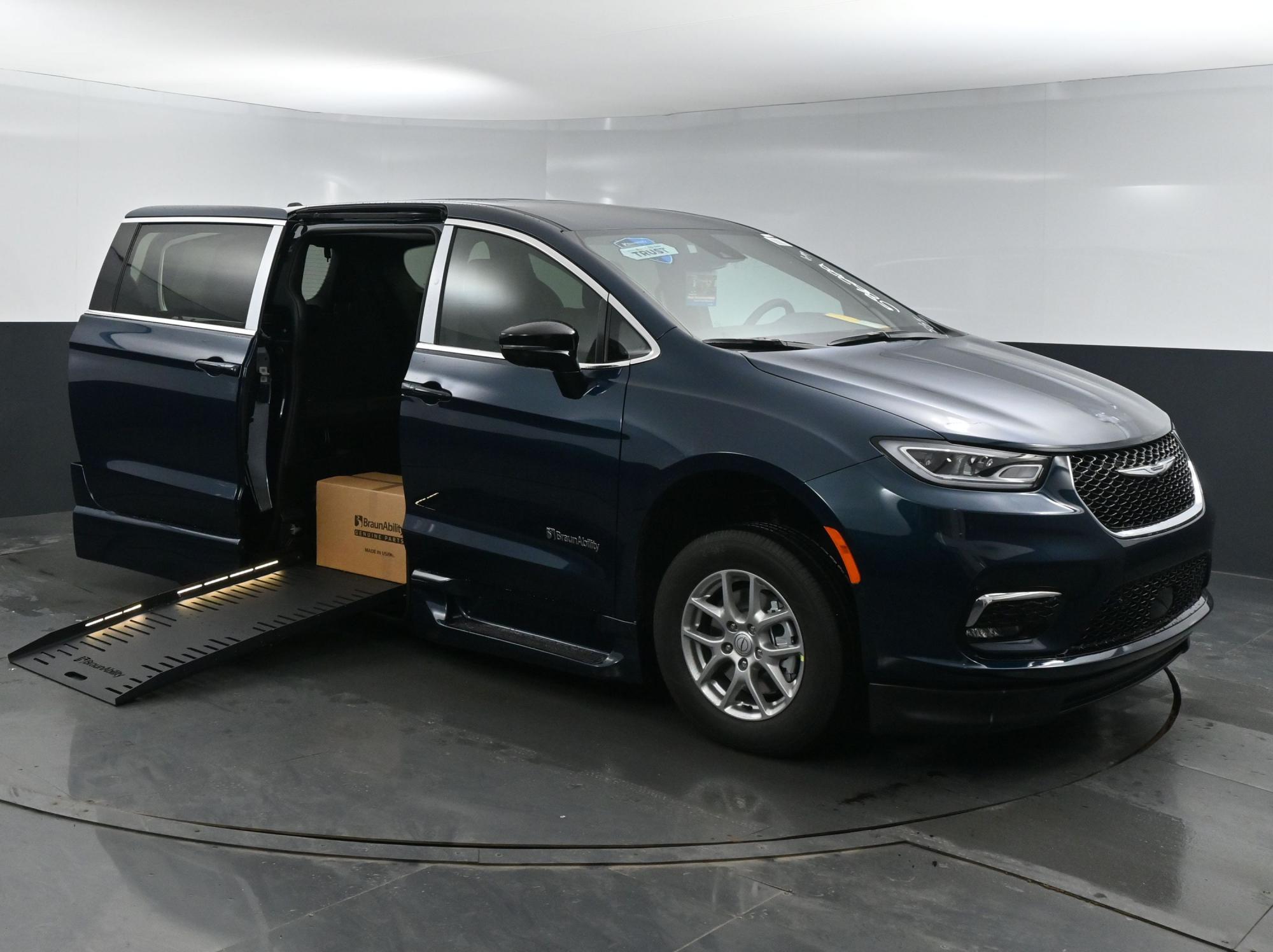 photo of 2025 Chrysler Pacifica Select Braunability
