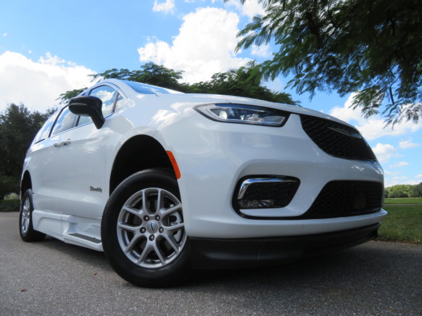2024 White /Black Chrysler Pacifica Touring L (2C4RC1BG3RR) with an 3.6L V6 DOHC 24V engine, 9A transmission, located at 4301 Oak Circle #19, Boca Raton, FL, 33431, (954) 561-2499, 26.388472, -80.084045 - Certified Pre-Owned BraunAbility Chrysler Pacifica - Backed by a 7-Year/100K Mile Warranty! Experience the road with unmatched independence in this beautifully maintained, white Chrysler Pacifica minivan, professionally converted by BraunAbility. This vehicle isn't just pre-owned—it's Certified - Photo#0