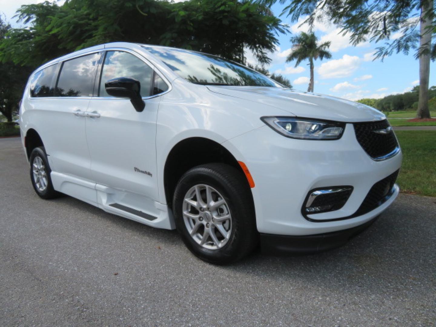 2024 White /Black Chrysler Pacifica Touring L (2C4RC1BG3RR) with an 3.6L V6 DOHC 24V engine, 9A transmission, located at 4301 Oak Circle #19, Boca Raton, FL, 33431, (954) 561-2499, 26.388472, -80.084045 - Certified Pre-Owned BraunAbility Chrysler Pacifica - Backed by a 7-Year/100K Mile Warranty! Experience the road with unmatched independence in this beautifully maintained, white Chrysler Pacifica minivan, professionally converted by BraunAbility. This vehicle isn't just pre-owned—it's Certified - Photo#5