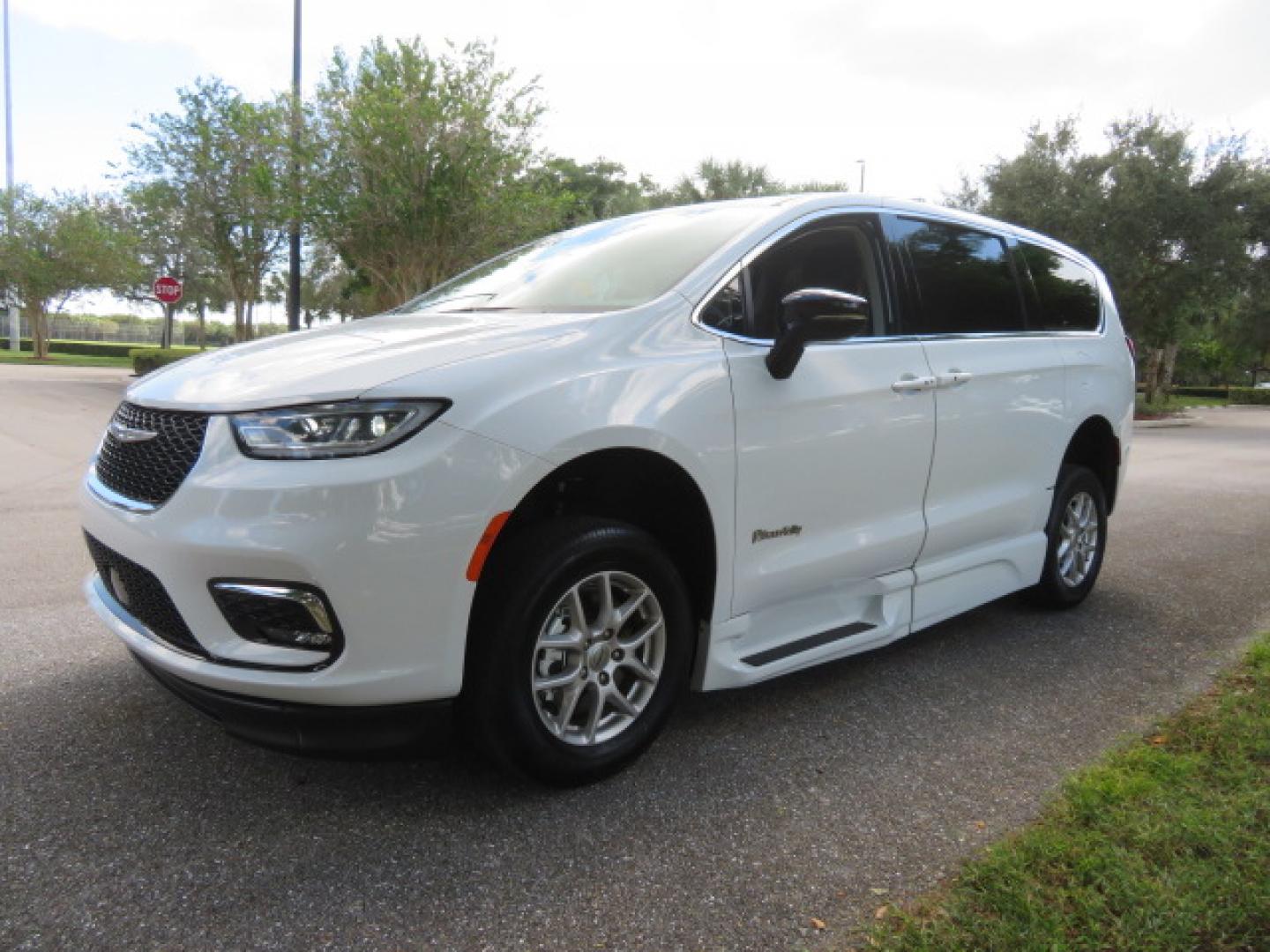 2024 White /Black Chrysler Pacifica Touring L (2C4RC1BG3RR) with an 3.6L V6 DOHC 24V engine, 9A transmission, located at 4301 Oak Circle #19, Boca Raton, FL, 33431, (954) 561-2499, 26.388472, -80.084045 - Certified Pre-Owned BraunAbility Chrysler Pacifica - Backed by a 7-Year/100K Mile Warranty! Experience the road with unmatched independence in this beautifully maintained, white Chrysler Pacifica minivan, professionally converted by BraunAbility. This vehicle isn't just pre-owned—it's Certified - Photo#8