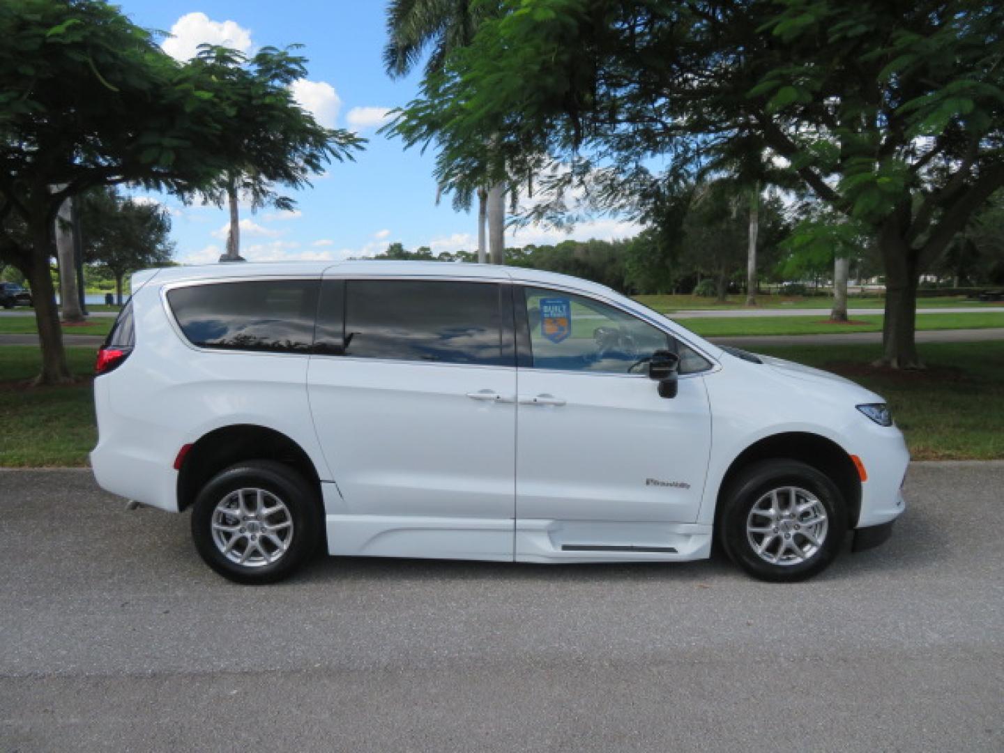 2024 White /Black Chrysler Pacifica Touring L (2C4RC1BG3RR) with an 3.6L V6 DOHC 24V engine, 9A transmission, located at 4301 Oak Circle #19, Boca Raton, FL, 33431, (954) 561-2499, 26.388472, -80.084045 - Certified Pre-Owned BraunAbility Chrysler Pacifica - Backed by a 7-Year/100K Mile Warranty! Experience the road with unmatched independence in this beautifully maintained, white Chrysler Pacifica minivan, professionally converted by BraunAbility. This vehicle isn't just pre-owned—it's Certified - Photo#4