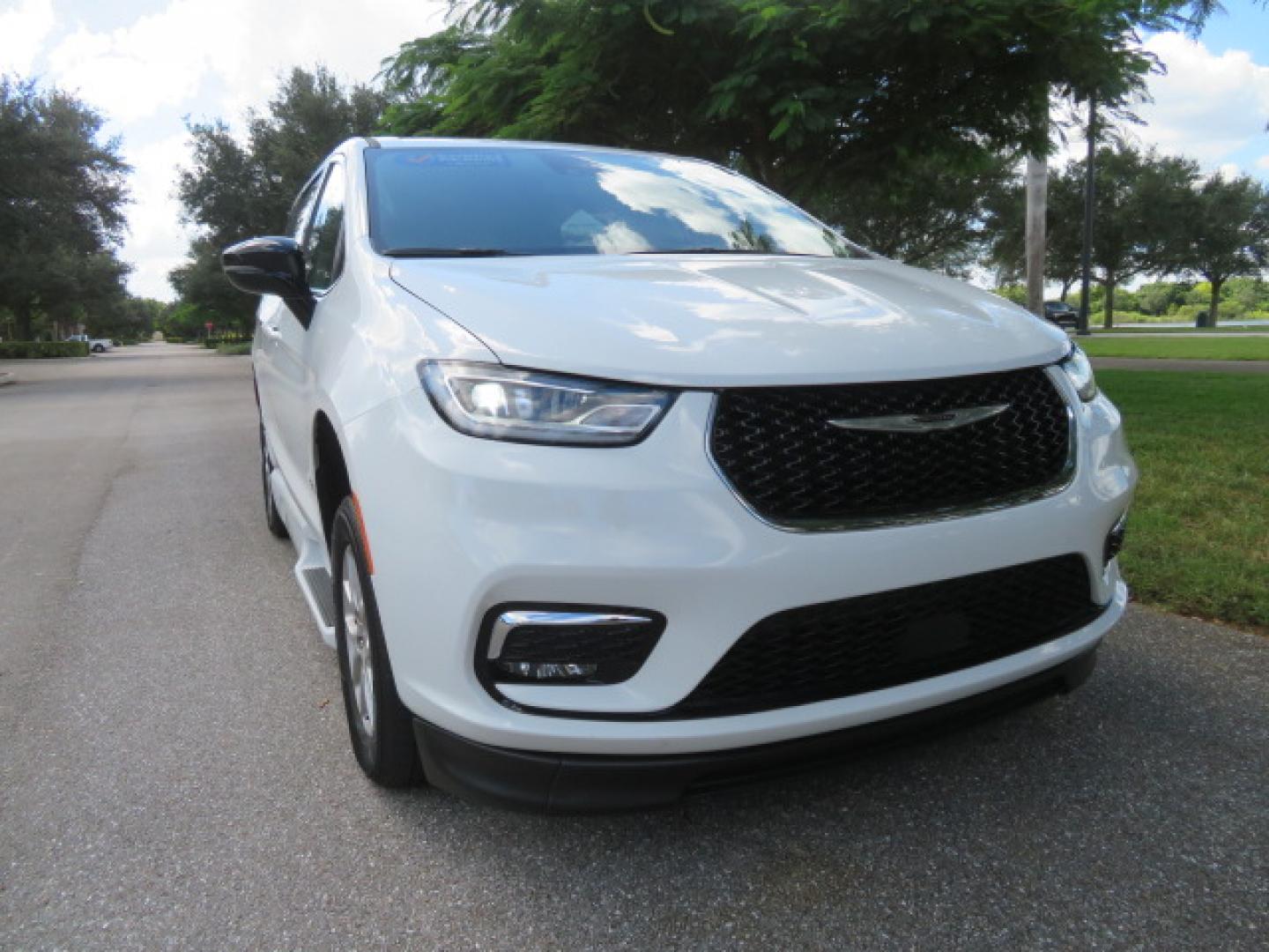 2024 White /Black Chrysler Pacifica Touring L (2C4RC1BG3RR) with an 3.6L V6 DOHC 24V engine, 9A transmission, located at 4301 Oak Circle #19, Boca Raton, FL, 33431, (954) 561-2499, 26.388472, -80.084045 - Certified Pre-Owned BraunAbility Chrysler Pacifica - Backed by a 7-Year/100K Mile Warranty! Experience the road with unmatched independence in this beautifully maintained, white Chrysler Pacifica minivan, professionally converted by BraunAbility. This vehicle isn't just pre-owned—it's Certified - Photo#6