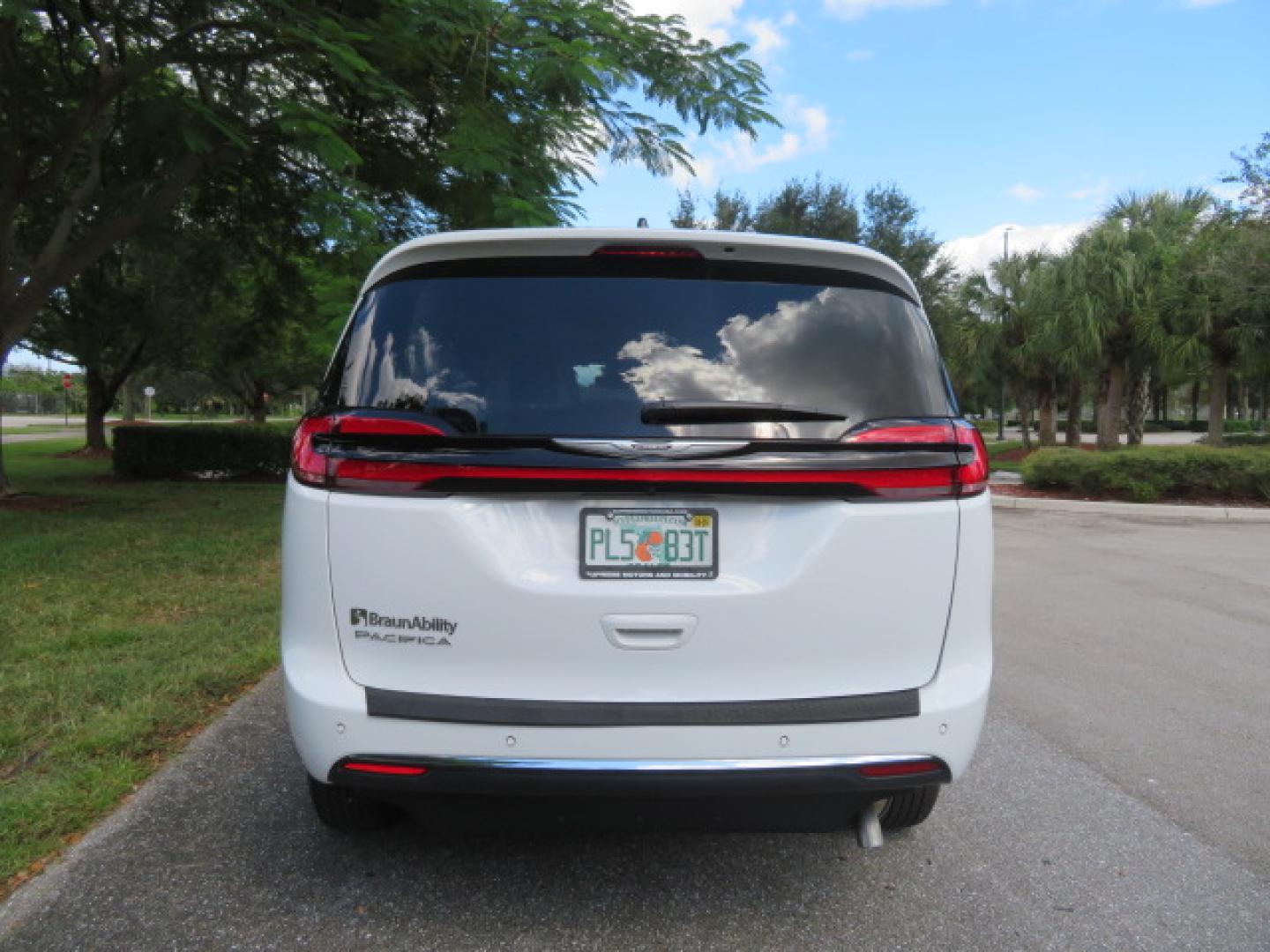 2024 White /Black Chrysler Pacifica Touring L (2C4RC1BG3RR) with an 3.6L V6 DOHC 24V engine, 9A transmission, located at 4301 Oak Circle #19, Boca Raton, FL, 33431, (954) 561-2499, 26.388472, -80.084045 - Certified Pre-Owned BraunAbility Chrysler Pacifica - Backed by a 7-Year/100K Mile Warranty! Experience the road with unmatched independence in this beautifully maintained, white Chrysler Pacifica minivan, professionally converted by BraunAbility. This vehicle isn't just pre-owned—it's Certified - Photo#11