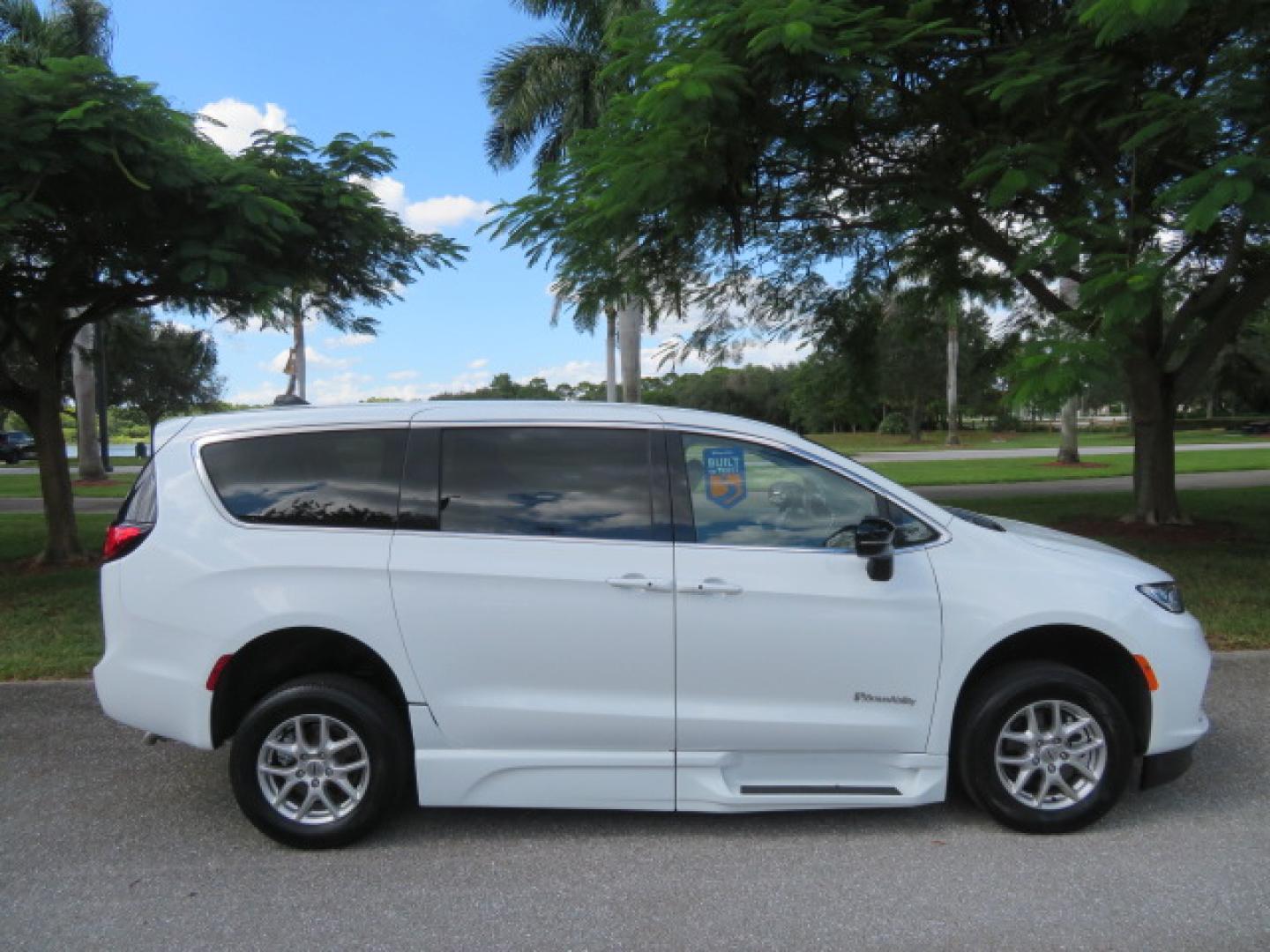 2024 White /Black Chrysler Pacifica Touring L (2C4RC1BG3RR) with an 3.6L V6 DOHC 24V engine, 9A transmission, located at 4301 Oak Circle #19, Boca Raton, FL, 33431, (954) 561-2499, 26.388472, -80.084045 - Certified Pre-Owned BraunAbility Chrysler Pacifica - Backed by a 7-Year/100K Mile Warranty! Experience the road with unmatched independence in this beautifully maintained, white Chrysler Pacifica minivan, professionally converted by BraunAbility. This vehicle isn't just pre-owned—it's Certified - Photo#13