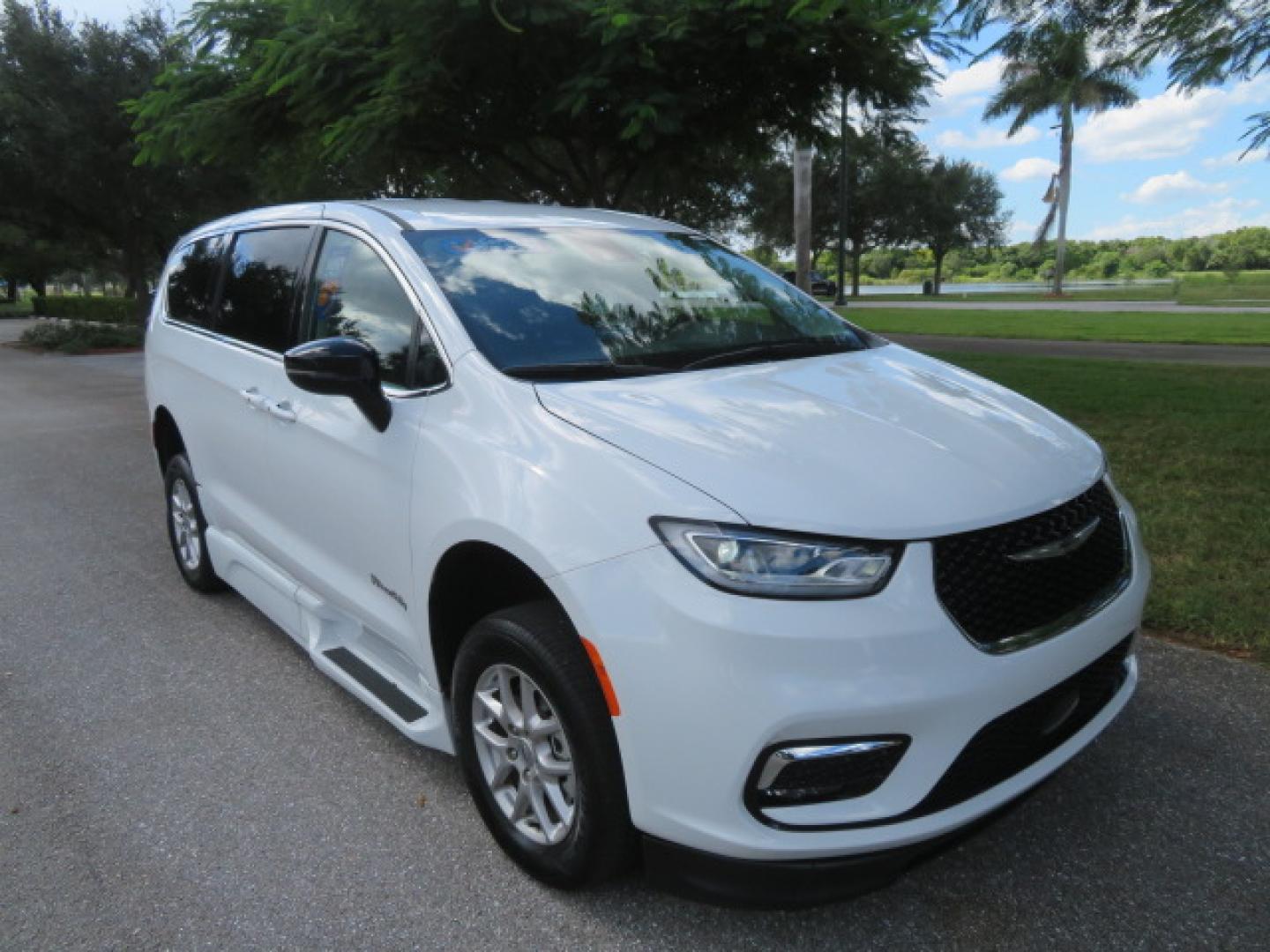 2024 White /Black Chrysler Pacifica Touring L (2C4RC1BG3RR) with an 3.6L V6 DOHC 24V engine, 9A transmission, located at 4301 Oak Circle #19, Boca Raton, FL, 33431, (954) 561-2499, 26.388472, -80.084045 - Certified Pre-Owned BraunAbility Chrysler Pacifica - Backed by a 7-Year/100K Mile Warranty! Experience the road with unmatched independence in this beautifully maintained, white Chrysler Pacifica minivan, professionally converted by BraunAbility. This vehicle isn't just pre-owned—it's Certified - Photo#14