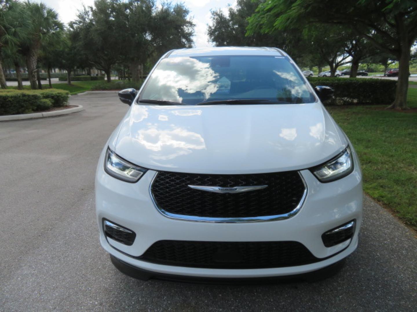 2024 White /Black Chrysler Pacifica Touring L (2C4RC1BG3RR) with an 3.6L V6 DOHC 24V engine, 9A transmission, located at 4301 Oak Circle #19, Boca Raton, FL, 33431, (954) 561-2499, 26.388472, -80.084045 - Certified Pre-Owned BraunAbility Chrysler Pacifica - Backed by a 7-Year/100K Mile Warranty! Experience the road with unmatched independence in this beautifully maintained, white Chrysler Pacifica minivan, professionally converted by BraunAbility. This vehicle isn't just pre-owned—it's Certified - Photo#15
