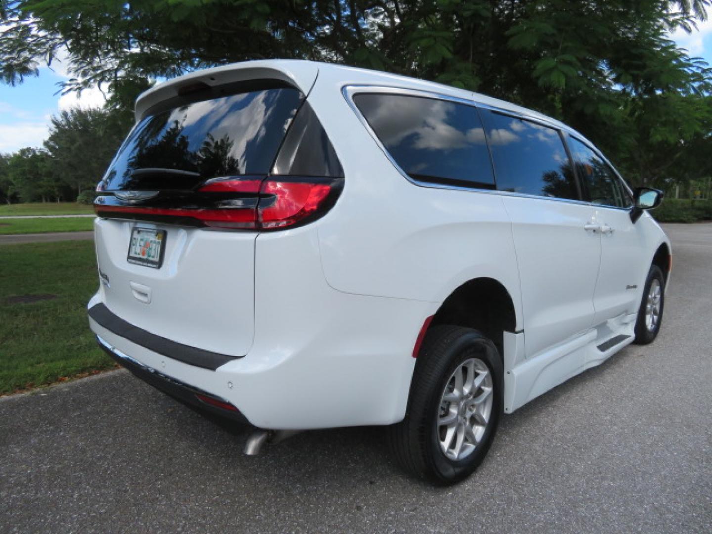 2024 White /Black Chrysler Pacifica Touring L (2C4RC1BG3RR) with an 3.6L V6 DOHC 24V engine, 9A transmission, located at 4301 Oak Circle #19, Boca Raton, FL, 33431, (954) 561-2499, 26.388472, -80.084045 - Certified Pre-Owned BraunAbility Chrysler Pacifica - Backed by a 7-Year/100K Mile Warranty! Experience the road with unmatched independence in this beautifully maintained, white Chrysler Pacifica minivan, professionally converted by BraunAbility. This vehicle isn't just pre-owned—it's Certified - Photo#12