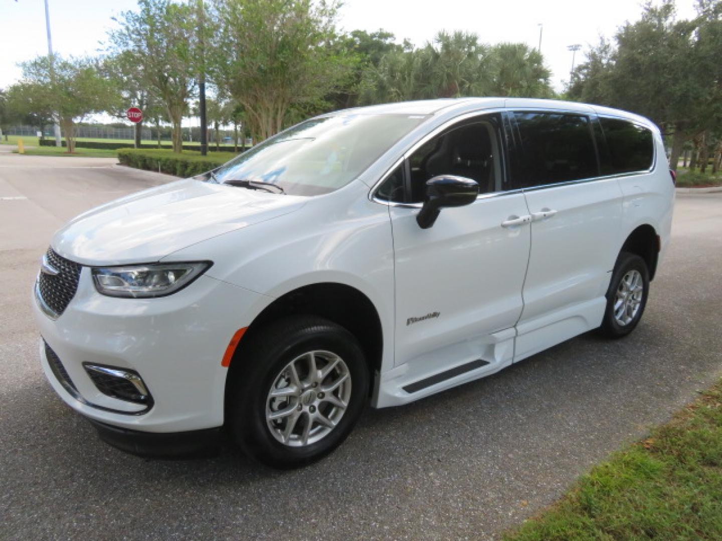 2024 White /Black Chrysler Pacifica Touring L (2C4RC1BG3RR) with an 3.6L V6 DOHC 24V engine, 9A transmission, located at 4301 Oak Circle #19, Boca Raton, FL, 33431, (954) 561-2499, 26.388472, -80.084045 - Certified Pre-Owned BraunAbility Chrysler Pacifica - Backed by a 7-Year/100K Mile Warranty! Experience the road with unmatched independence in this beautifully maintained, white Chrysler Pacifica minivan, professionally converted by BraunAbility. This vehicle isn't just pre-owned—it's Certified - Photo#16