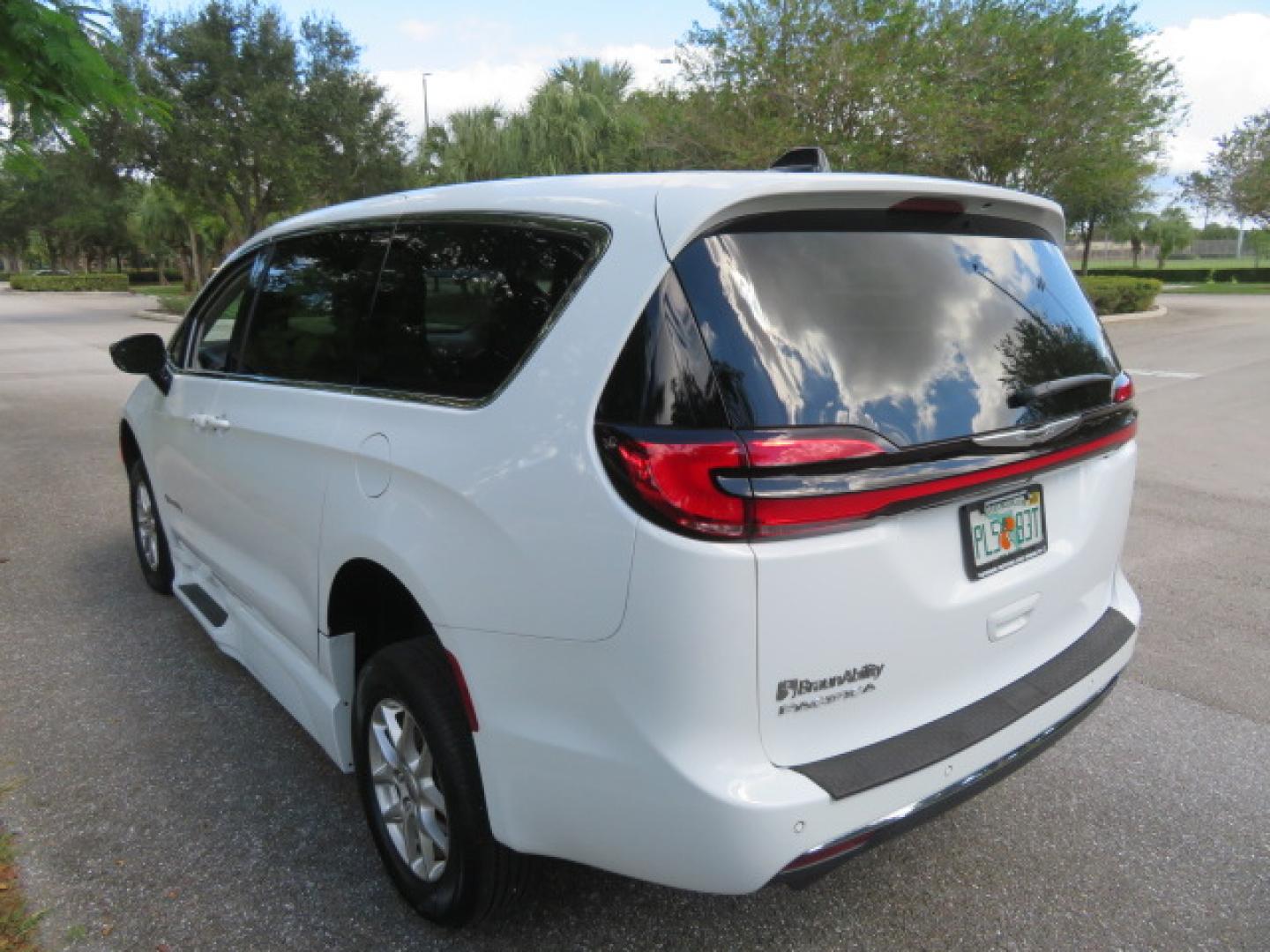 2024 White /Black Chrysler Pacifica Touring L (2C4RC1BG3RR) with an 3.6L V6 DOHC 24V engine, 9A transmission, located at 4301 Oak Circle #19, Boca Raton, FL, 33431, (954) 561-2499, 26.388472, -80.084045 - Certified Pre-Owned BraunAbility Chrysler Pacifica - Backed by a 7-Year/100K Mile Warranty! Experience the road with unmatched independence in this beautifully maintained, white Chrysler Pacifica minivan, professionally converted by BraunAbility. This vehicle isn't just pre-owned—it's Certified - Photo#18