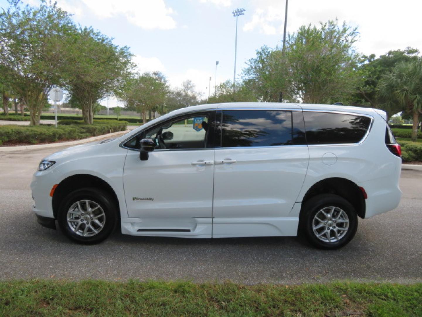 2024 White /Black Chrysler Pacifica Touring L (2C4RC1BG3RR) with an 3.6L V6 DOHC 24V engine, 9A transmission, located at 4301 Oak Circle #19, Boca Raton, FL, 33431, (954) 561-2499, 26.388472, -80.084045 - Certified Pre-Owned BraunAbility Chrysler Pacifica - Backed by a 7-Year/100K Mile Warranty! Experience the road with unmatched independence in this beautifully maintained, white Chrysler Pacifica minivan, professionally converted by BraunAbility. This vehicle isn't just pre-owned—it's Certified - Photo#17