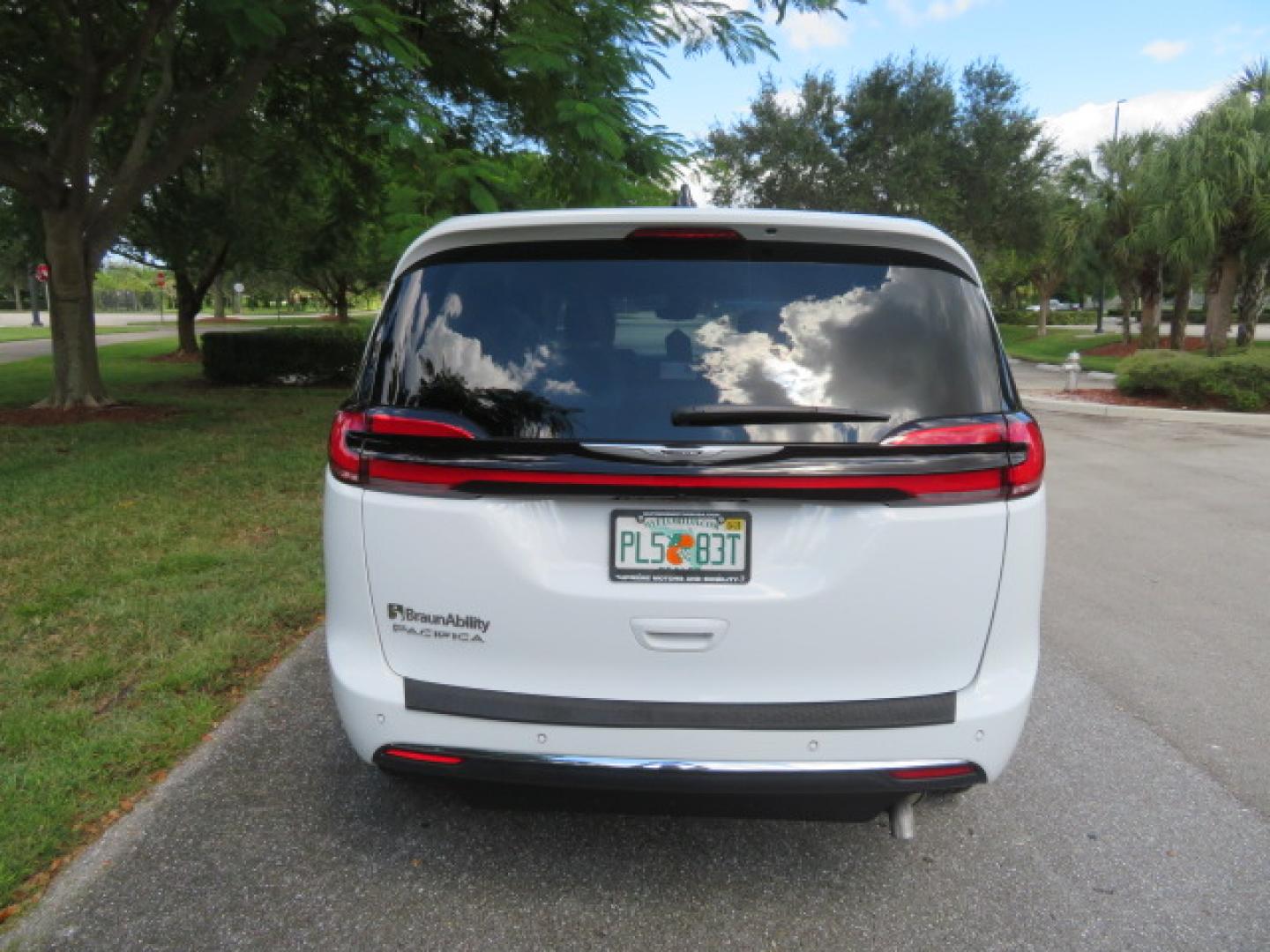 2024 White /Black Chrysler Pacifica Touring L (2C4RC1BG3RR) with an 3.6L V6 DOHC 24V engine, 9A transmission, located at 4301 Oak Circle #19, Boca Raton, FL, 33431, (954) 561-2499, 26.388472, -80.084045 - Certified Pre-Owned BraunAbility Chrysler Pacifica - Backed by a 7-Year/100K Mile Warranty! Experience the road with unmatched independence in this beautifully maintained, white Chrysler Pacifica minivan, professionally converted by BraunAbility. This vehicle isn't just pre-owned—it's Certified - Photo#19