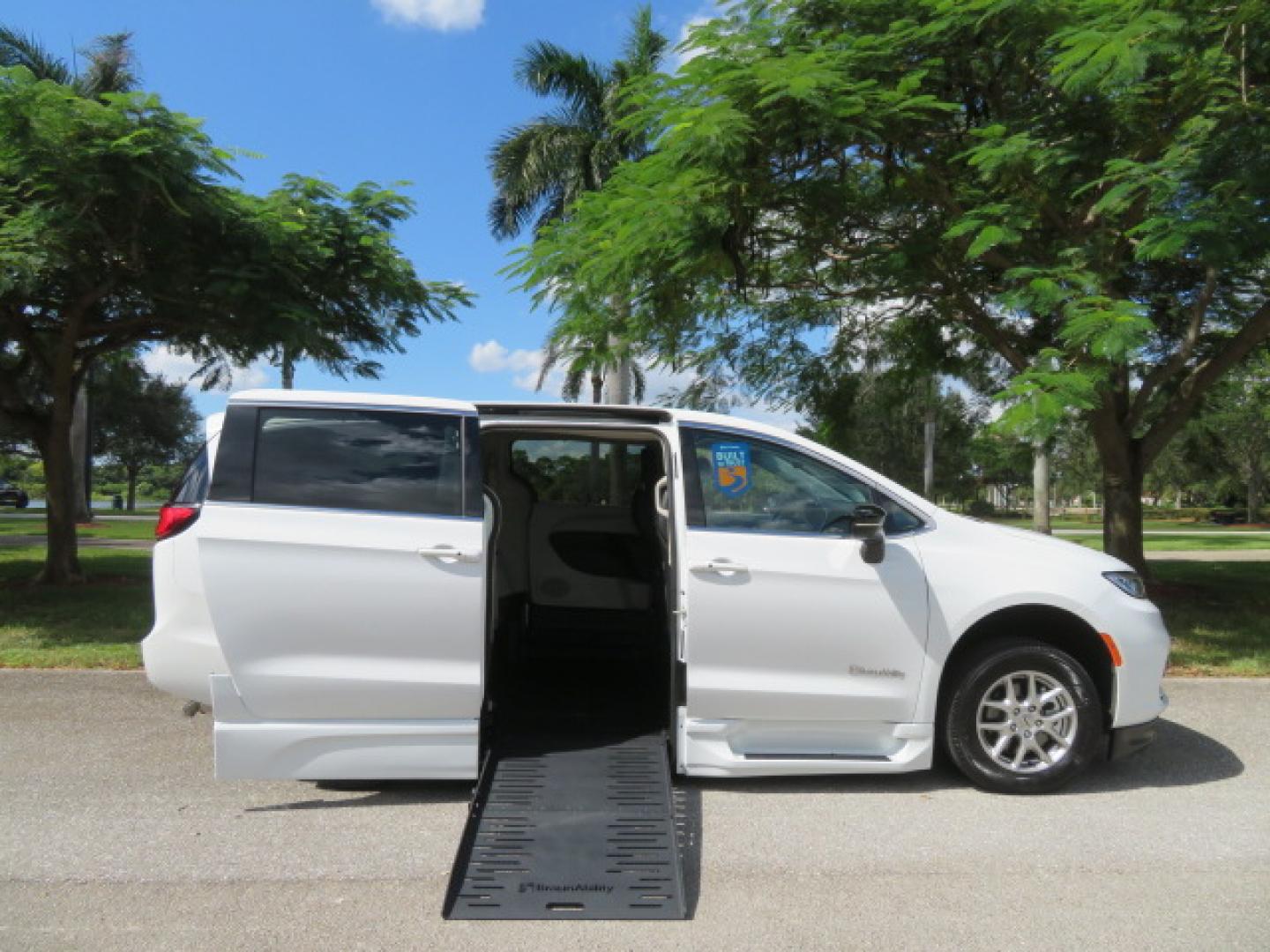 2024 White /Black Chrysler Pacifica Touring L (2C4RC1BG3RR) with an 3.6L V6 DOHC 24V engine, 9A transmission, located at 4301 Oak Circle #19, Boca Raton, FL, 33431, (954) 561-2499, 26.388472, -80.084045 - Certified Pre-Owned BraunAbility Chrysler Pacifica - Backed by a 7-Year/100K Mile Warranty! Experience the road with unmatched independence in this beautifully maintained, white Chrysler Pacifica minivan, professionally converted by BraunAbility. This vehicle isn't just pre-owned—it's Certified - Photo#22