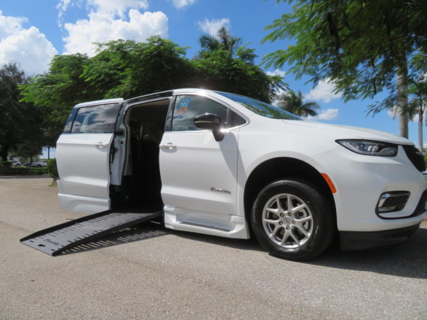2024 White /Black Chrysler Pacifica Touring L (2C4RC1BG3RR) with an 3.6L V6 DOHC 24V engine, 9A transmission, located at 4301 Oak Circle #19, Boca Raton, FL, 33431, (954) 561-2499, 26.388472, -80.084045 - Certified Pre-Owned BraunAbility Chrysler Pacifica - Backed by a 7-Year/100K Mile Warranty! Experience the road with unmatched independence in this beautifully maintained, white Chrysler Pacifica minivan, professionally converted by BraunAbility. This vehicle isn't just pre-owned—it's Certified - Photo#27