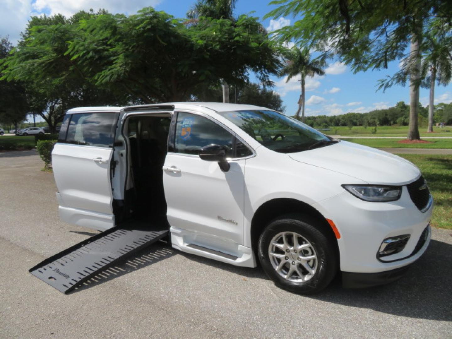 2024 White /Black Chrysler Pacifica Touring L (2C4RC1BG3RR) with an 3.6L V6 DOHC 24V engine, 9A transmission, located at 4301 Oak Circle #19, Boca Raton, FL, 33431, (954) 561-2499, 26.388472, -80.084045 - Certified Pre-Owned BraunAbility Chrysler Pacifica - Backed by a 7-Year/100K Mile Warranty! Experience the road with unmatched independence in this beautifully maintained, white Chrysler Pacifica minivan, professionally converted by BraunAbility. This vehicle isn't just pre-owned—it's Certified - Photo#29