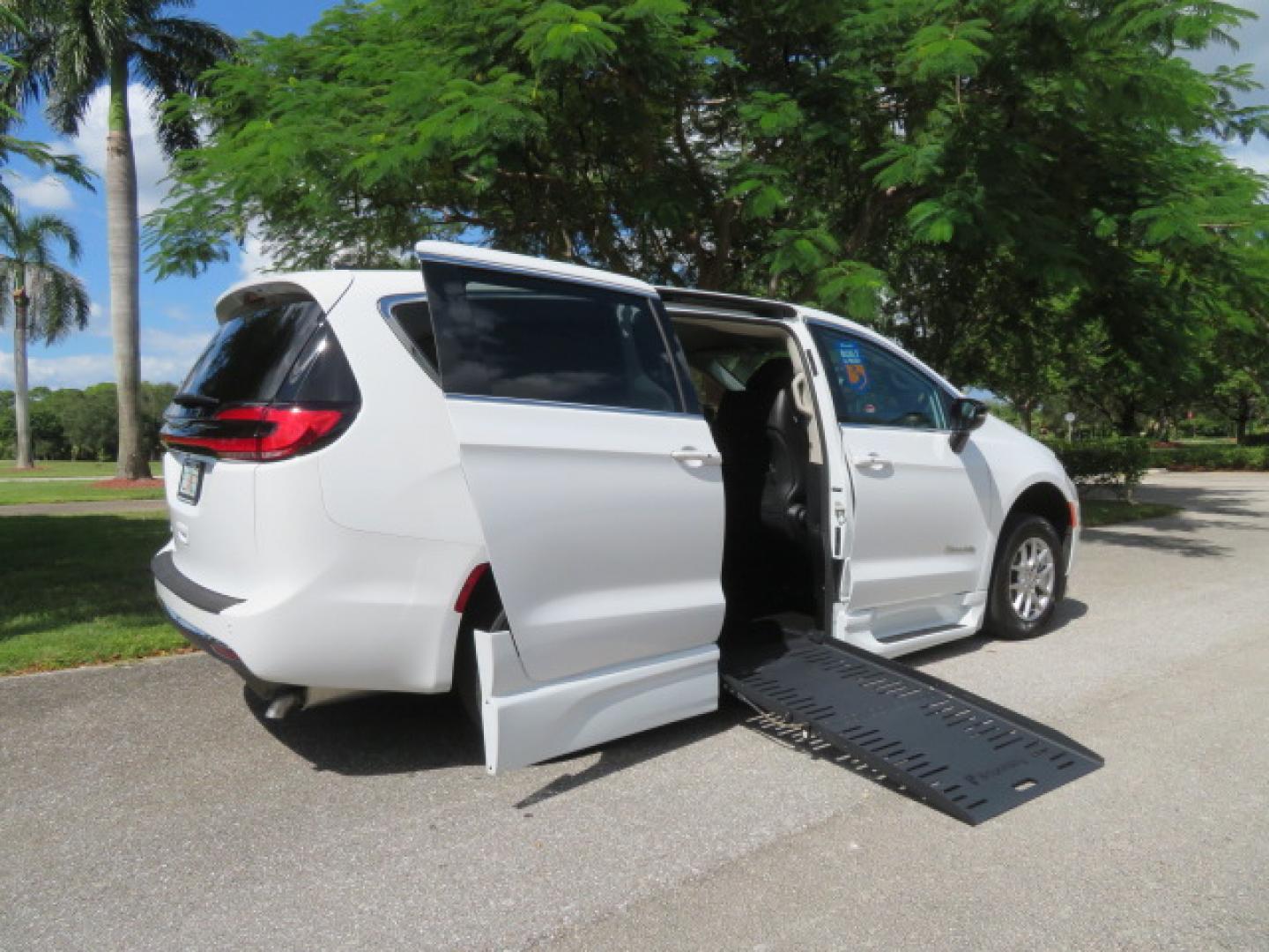 2024 White /Black Chrysler Pacifica Touring L (2C4RC1BG3RR) with an 3.6L V6 DOHC 24V engine, 9A transmission, located at 4301 Oak Circle #19, Boca Raton, FL, 33431, (954) 561-2499, 26.388472, -80.084045 - Certified Pre-Owned BraunAbility Chrysler Pacifica - Backed by a 7-Year/100K Mile Warranty! Experience the road with unmatched independence in this beautifully maintained, white Chrysler Pacifica minivan, professionally converted by BraunAbility. This vehicle isn't just pre-owned—it's Certified - Photo#31