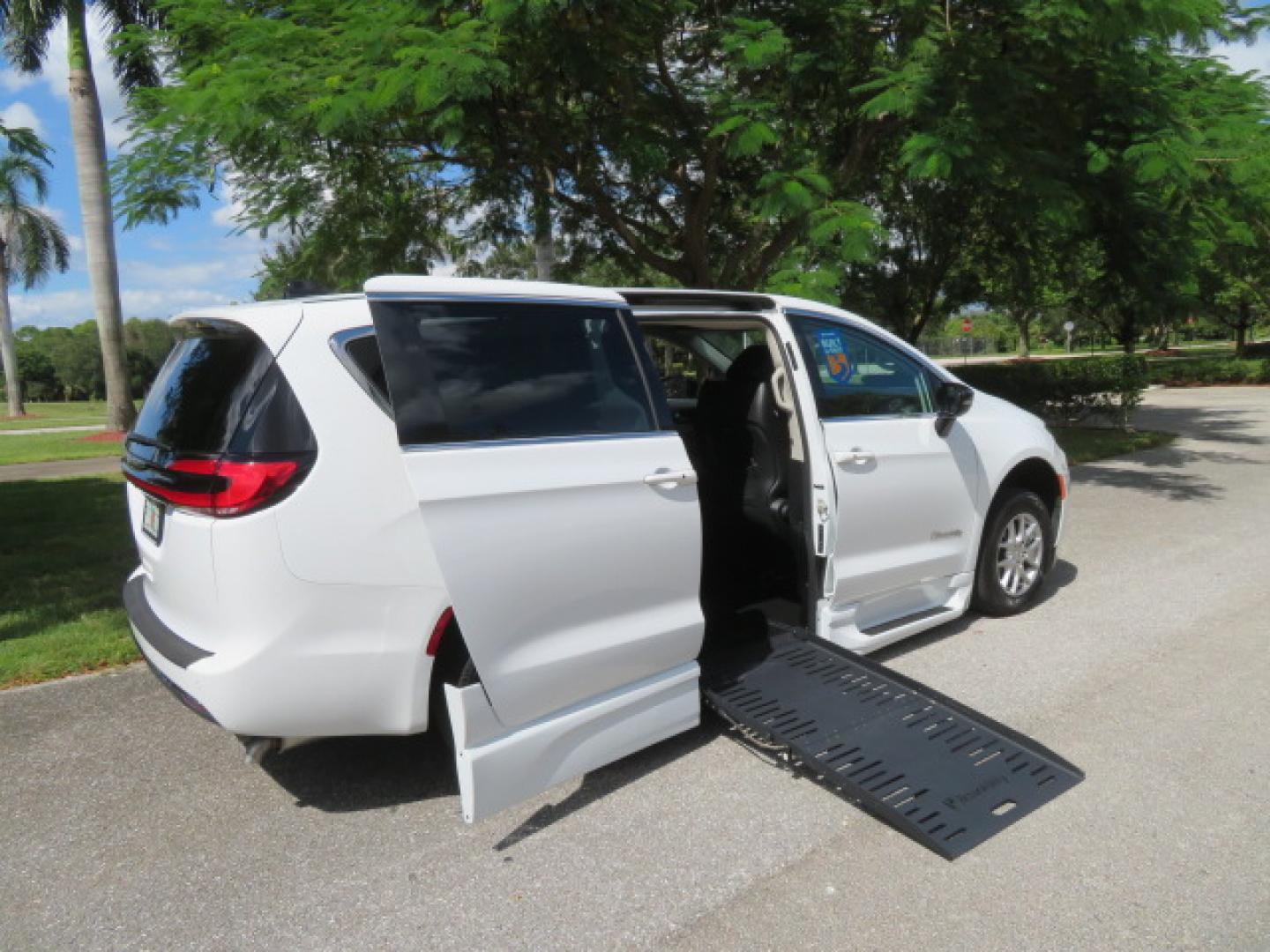 2024 White /Black Chrysler Pacifica Touring L (2C4RC1BG3RR) with an 3.6L V6 DOHC 24V engine, 9A transmission, located at 4301 Oak Circle #19, Boca Raton, FL, 33431, (954) 561-2499, 26.388472, -80.084045 - Certified Pre-Owned BraunAbility Chrysler Pacifica - Backed by a 7-Year/100K Mile Warranty! Experience the road with unmatched independence in this beautifully maintained, white Chrysler Pacifica minivan, professionally converted by BraunAbility. This vehicle isn't just pre-owned—it's Certified - Photo#32