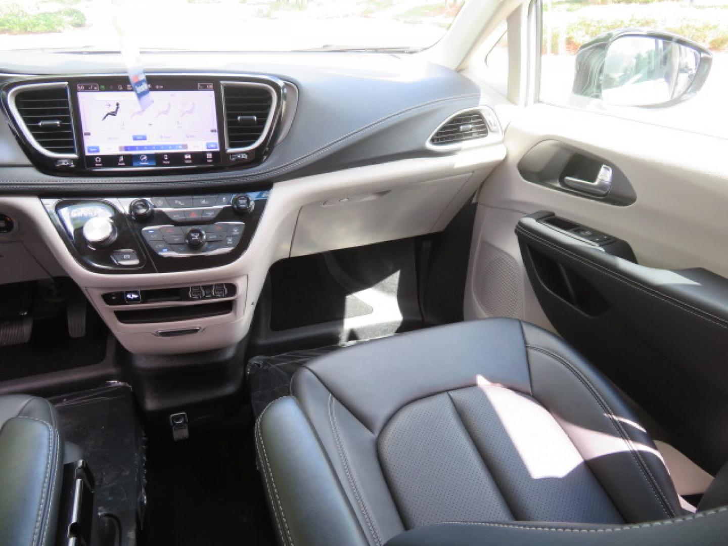 2024 White /Black Chrysler Pacifica Touring L (2C4RC1BG3RR) with an 3.6L V6 DOHC 24V engine, 9A transmission, located at 4301 Oak Circle #19, Boca Raton, FL, 33431, (954) 561-2499, 26.388472, -80.084045 - Certified Pre-Owned BraunAbility Chrysler Pacifica - Backed by a 7-Year/100K Mile Warranty! Experience the road with unmatched independence in this beautifully maintained, white Chrysler Pacifica minivan, professionally converted by BraunAbility. This vehicle isn't just pre-owned—it's Certified - Photo#45