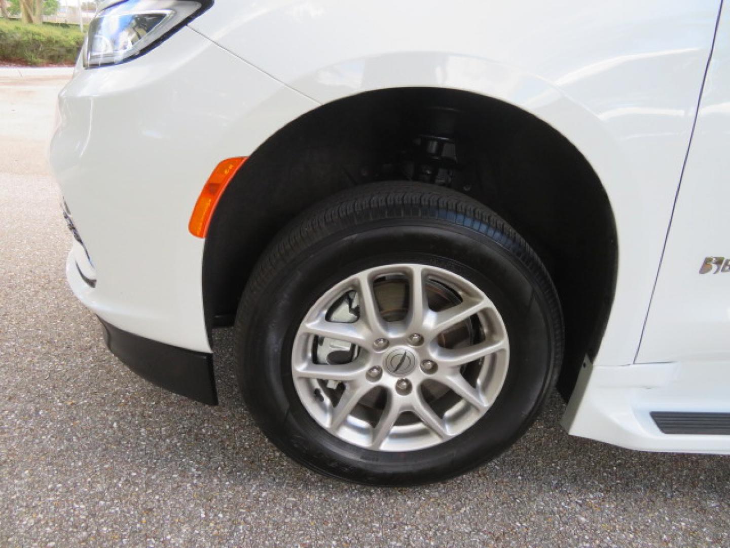 2024 White /Black Chrysler Pacifica Touring L (2C4RC1BG3RR) with an 3.6L V6 DOHC 24V engine, 9A transmission, located at 4301 Oak Circle #19, Boca Raton, FL, 33431, (954) 561-2499, 26.388472, -80.084045 - Certified Pre-Owned BraunAbility Chrysler Pacifica - Backed by a 7-Year/100K Mile Warranty! Experience the road with unmatched independence in this beautifully maintained, white Chrysler Pacifica minivan, professionally converted by BraunAbility. This vehicle isn't just pre-owned—it's Certified - Photo#73