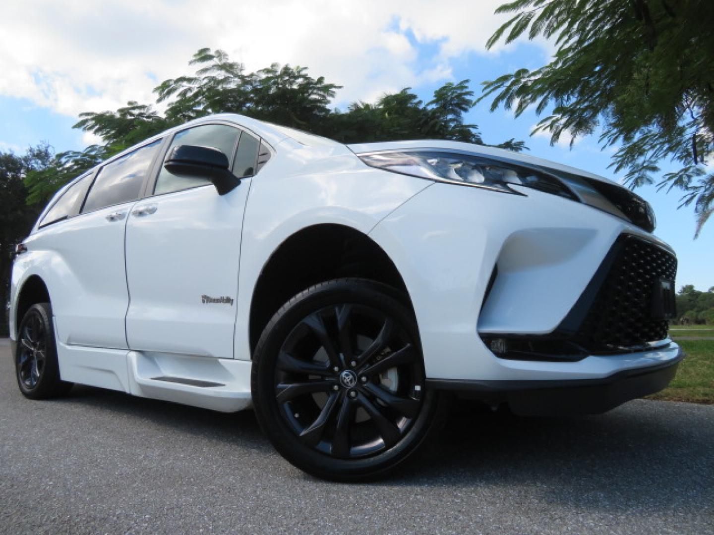 2023 White /Black Toyota Sienna XSE 7-Passenger (5TDXRKEC9PS) with an 2.5L L4 DOHC 16V HYBRID engine, CVT transmission, located at 4301 Oak Circle #19, Boca Raton, FL, 33431, (954) 561-2499, 26.388472, -80.084045 - Photo#4