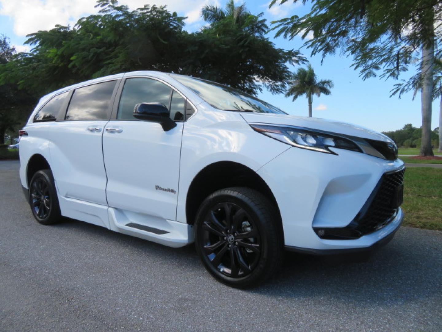 2023 White /Black Toyota Sienna XSE 7-Passenger (5TDXRKEC9PS) with an 2.5L L4 DOHC 16V HYBRID engine, CVT transmission, located at 4301 Oak Circle #19, Boca Raton, FL, 33431, (954) 561-2499, 26.388472, -80.084045 - Photo#8