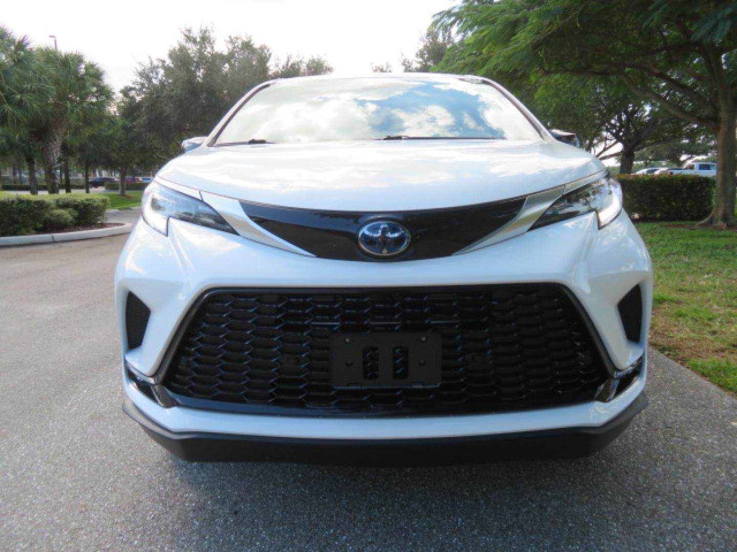 2023 White /Black Toyota Sienna XSE 7-Passenger (5TDXRKEC9PS) with an 2.5L L4 DOHC 16V HYBRID engine, CVT transmission, located at 4301 Oak Circle #19, Boca Raton, FL, 33431, (954) 561-2499, 26.388472, -80.084045 - Photo#10