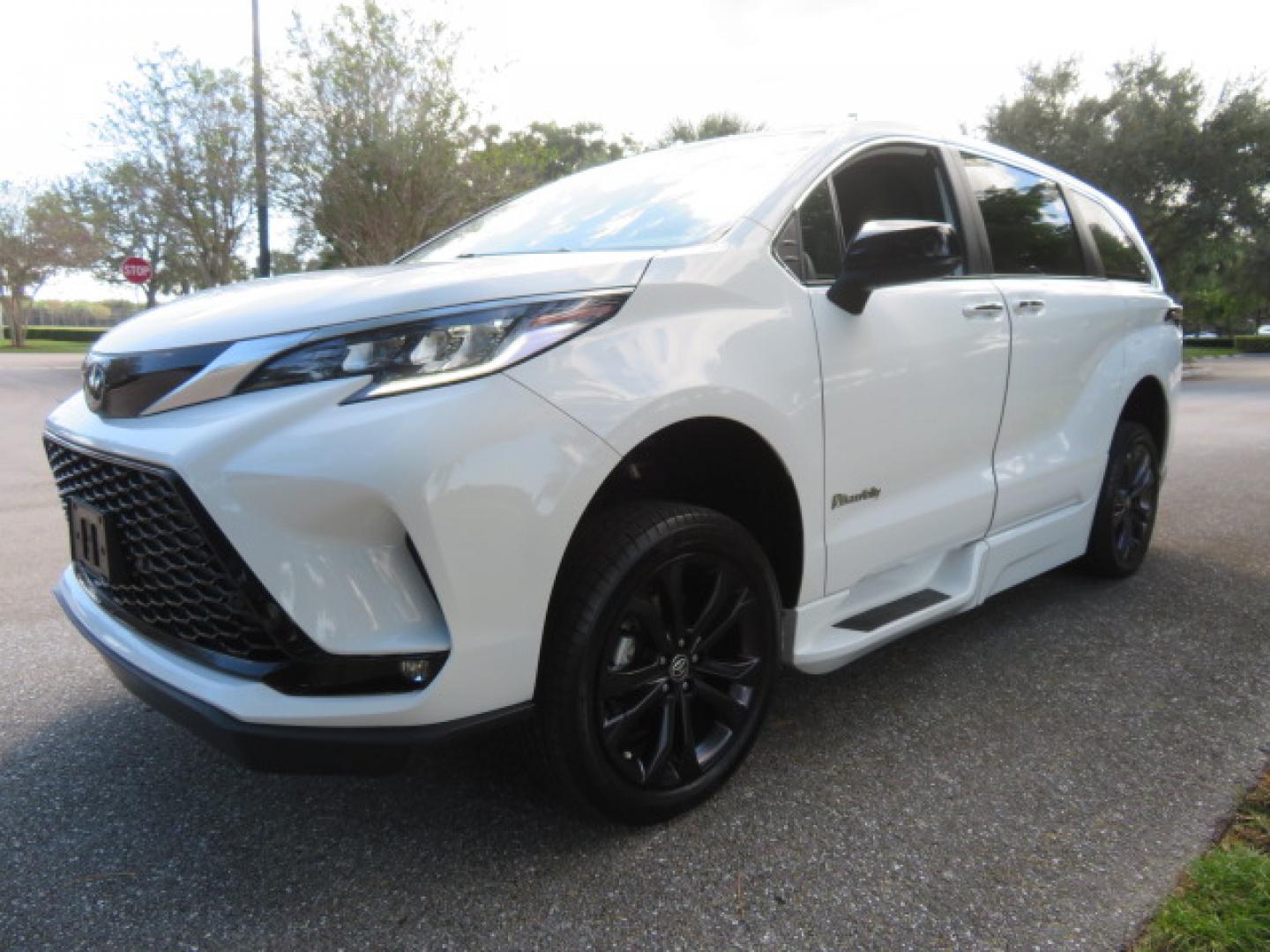 2023 White /Black Toyota Sienna XSE 7-Passenger (5TDXRKEC9PS) with an 2.5L L4 DOHC 16V HYBRID engine, CVT transmission, located at 4301 Oak Circle #19, Boca Raton, FL, 33431, (954) 561-2499, 26.388472, -80.084045 - Photo#11