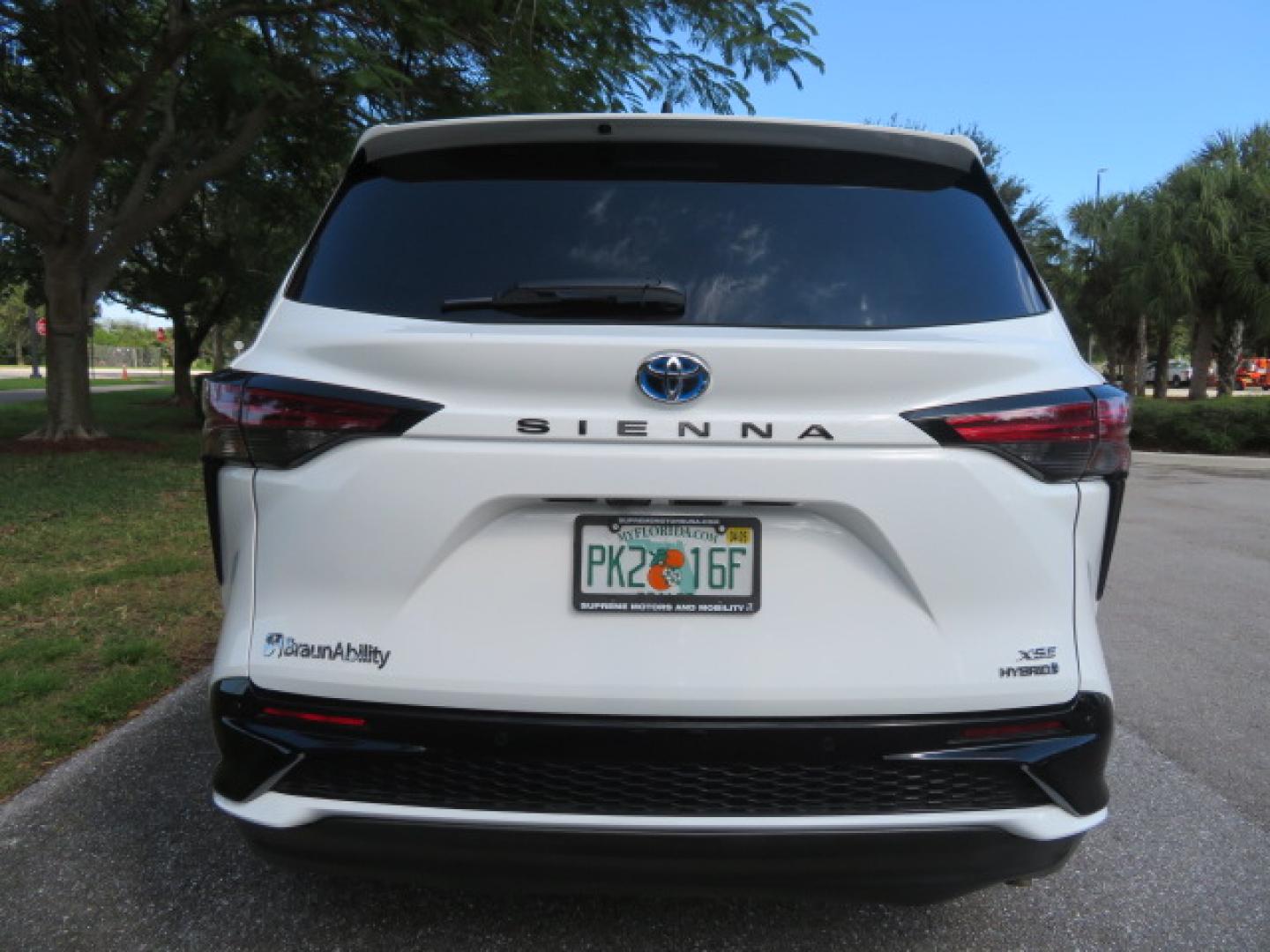 2023 White /Black Toyota Sienna XSE 7-Passenger (5TDXRKEC9PS) with an 2.5L L4 DOHC 16V HYBRID engine, CVT transmission, located at 4301 Oak Circle #19, Boca Raton, FL, 33431, (954) 561-2499, 26.388472, -80.084045 - Photo#14