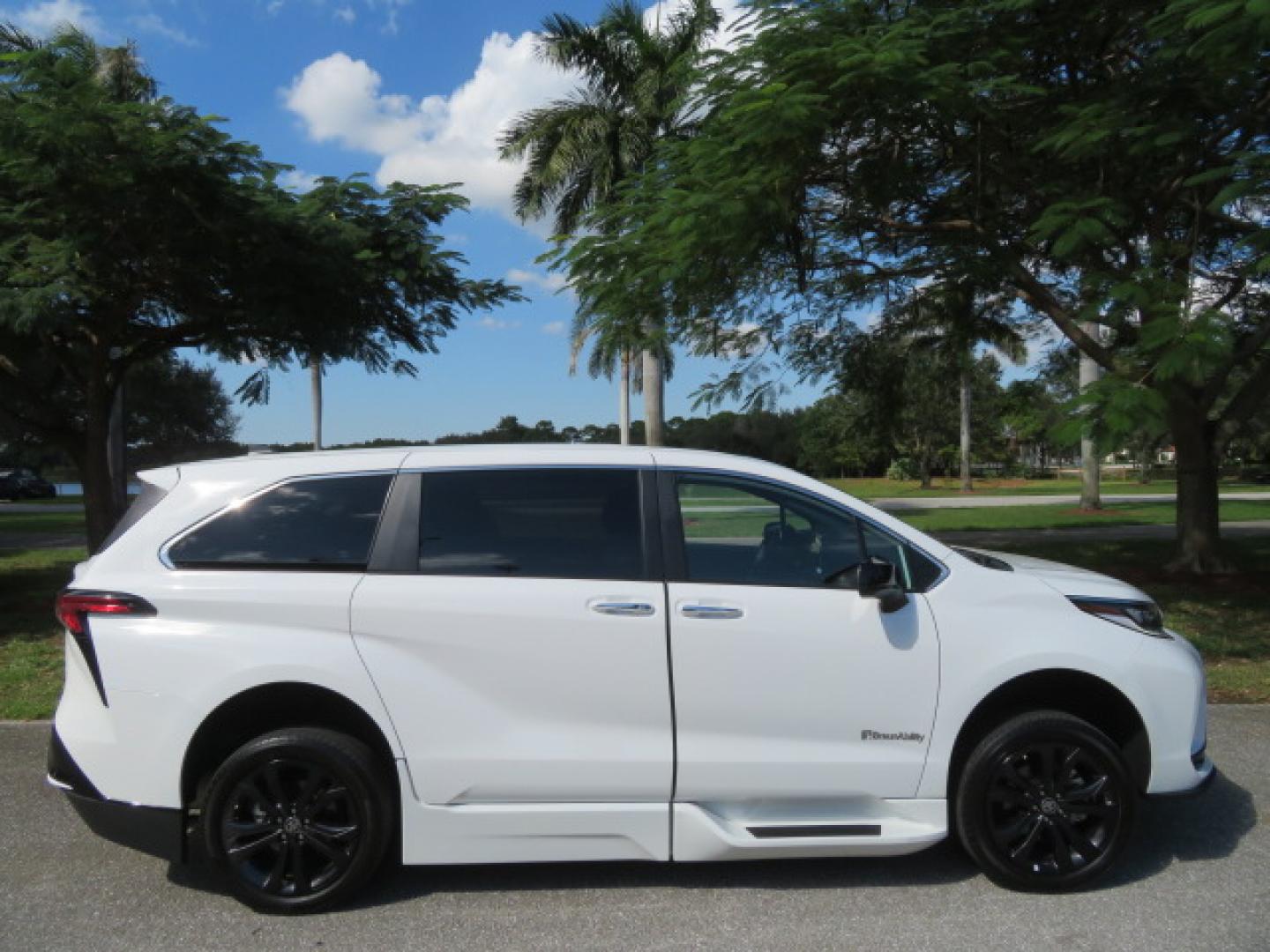 2023 White /Black Toyota Sienna XSE 7-Passenger (5TDXRKEC9PS) with an 2.5L L4 DOHC 16V HYBRID engine, CVT transmission, located at 4301 Oak Circle #19, Boca Raton, FL, 33431, (954) 561-2499, 26.388472, -80.084045 - Photo#17
