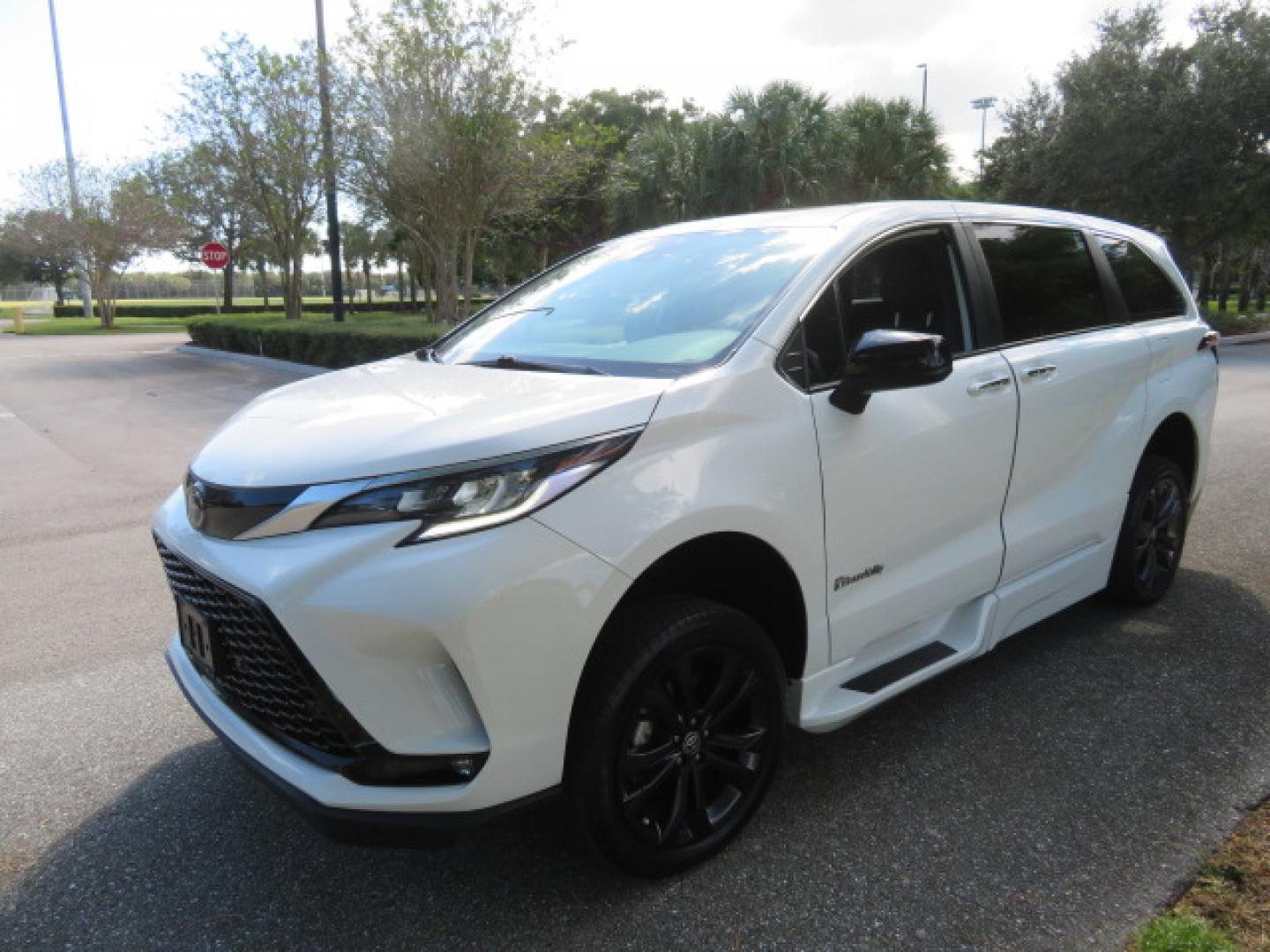 2023 White /Black Toyota Sienna XSE 7-Passenger (5TDXRKEC9PS) with an 2.5L L4 DOHC 16V HYBRID engine, CVT transmission, located at 4301 Oak Circle #19, Boca Raton, FL, 33431, (954) 561-2499, 26.388472, -80.084045 - Photo#20