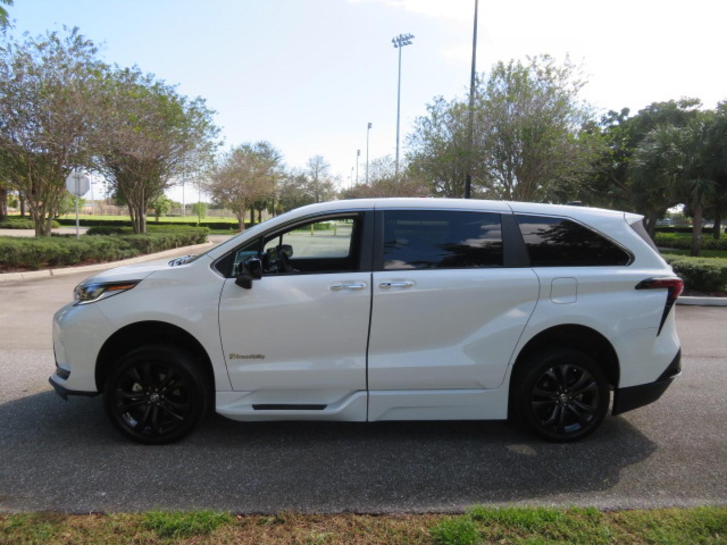 2023 White /Black Toyota Sienna XSE 7-Passenger (5TDXRKEC9PS) with an 2.5L L4 DOHC 16V HYBRID engine, CVT transmission, located at 4301 Oak Circle #19, Boca Raton, FL, 33431, (954) 561-2499, 26.388472, -80.084045 - Photo#21