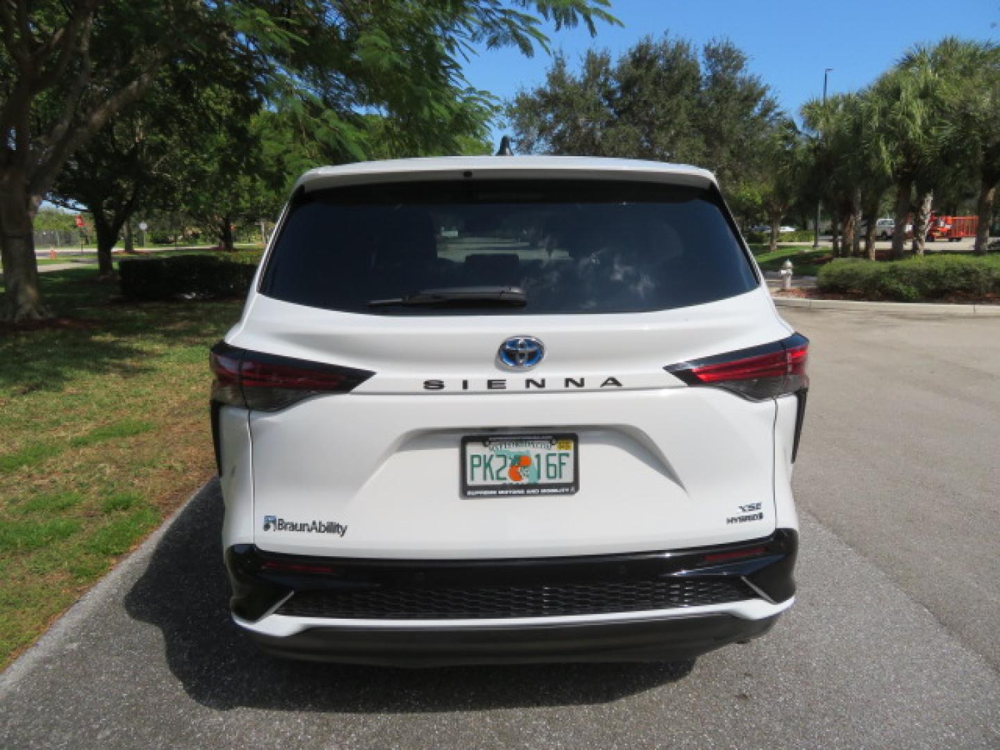 2023 White /Black Toyota Sienna XSE 7-Passenger (5TDXRKEC9PS) with an 2.5L L4 DOHC 16V HYBRID engine, CVT transmission, located at 4301 Oak Circle #19, Boca Raton, FL, 33431, (954) 561-2499, 26.388472, -80.084045 - Photo#23