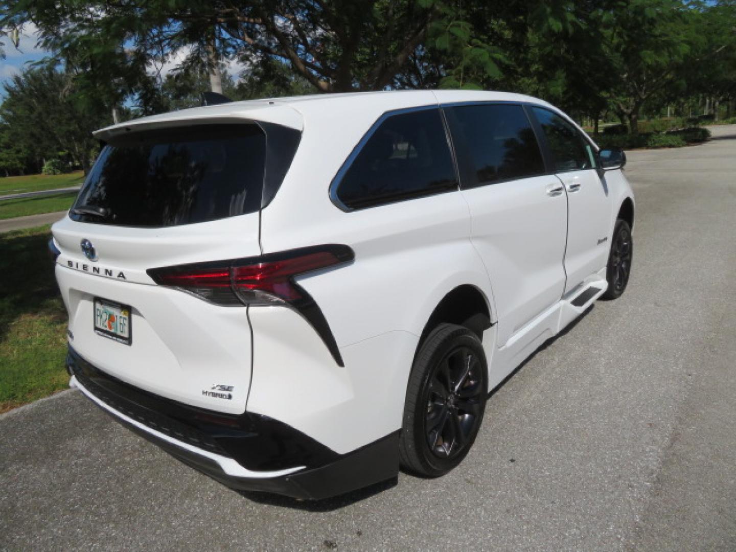 2023 White /Black Toyota Sienna XSE 7-Passenger (5TDXRKEC9PS) with an 2.5L L4 DOHC 16V HYBRID engine, CVT transmission, located at 4301 Oak Circle #19, Boca Raton, FL, 33431, (954) 561-2499, 26.388472, -80.084045 - Photo#24