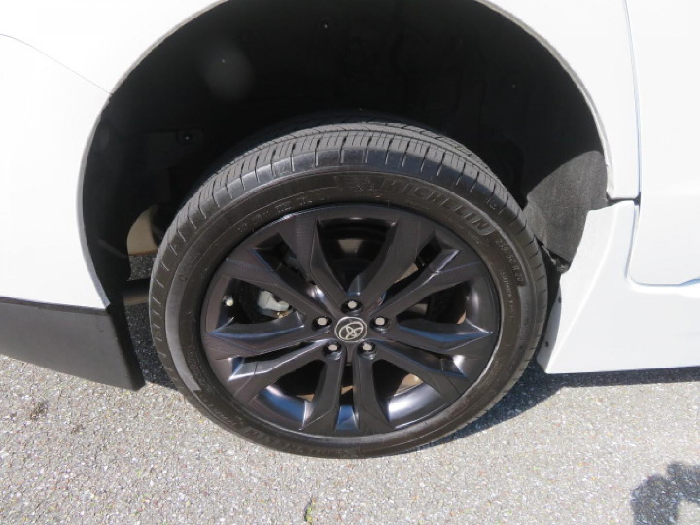 2023 White /Black Toyota Sienna XSE 7-Passenger (5TDXRKEC9PS) with an 2.5L L4 DOHC 16V HYBRID engine, CVT transmission, located at 4301 Oak Circle #19, Boca Raton, FL, 33431, (954) 561-2499, 26.388472, -80.084045 - Photo#25