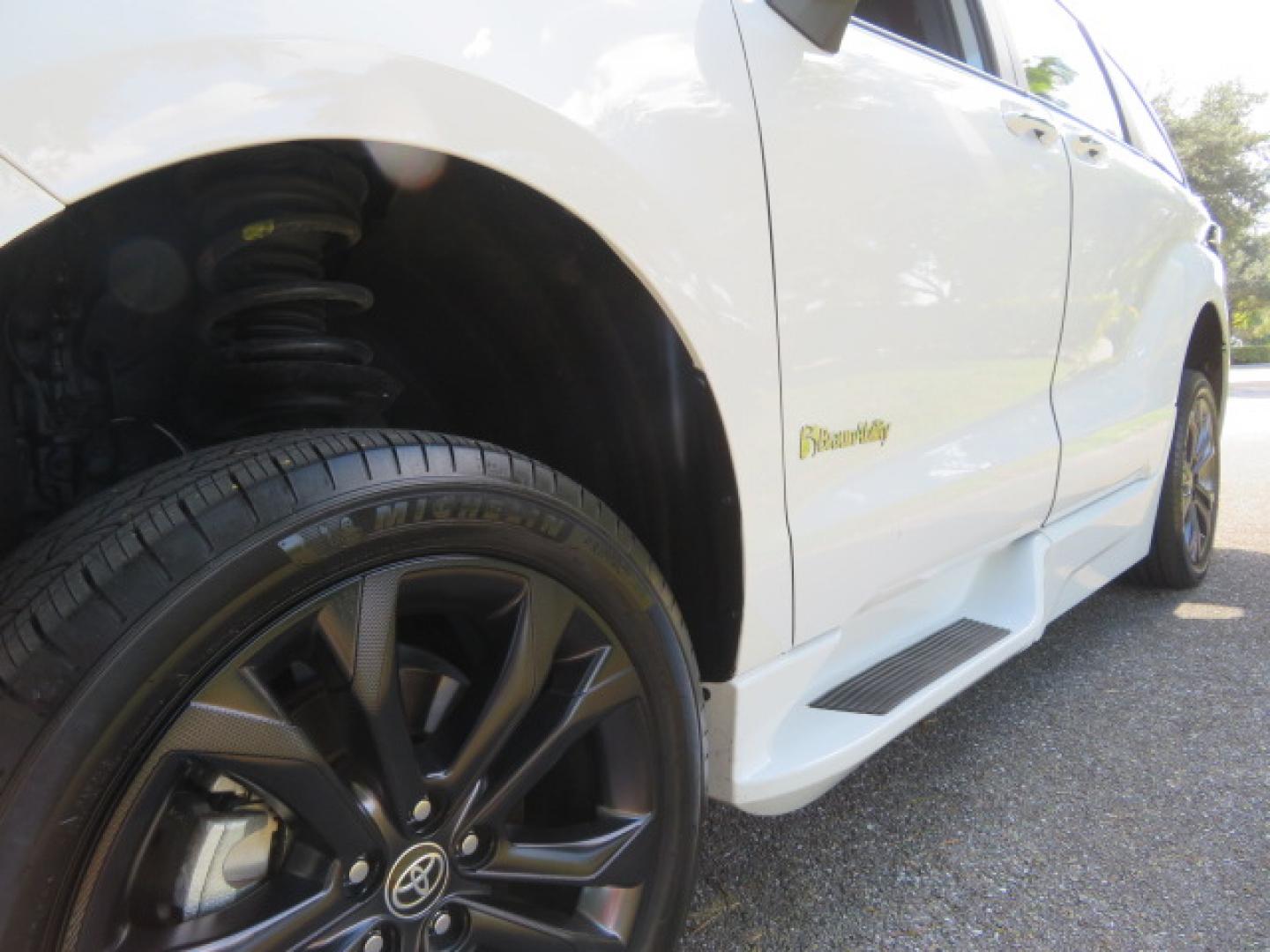 2023 White /Black Toyota Sienna XSE 7-Passenger (5TDXRKEC9PS) with an 2.5L L4 DOHC 16V HYBRID engine, CVT transmission, located at 4301 Oak Circle #19, Boca Raton, FL, 33431, (954) 561-2499, 26.388472, -80.084045 - Photo#30