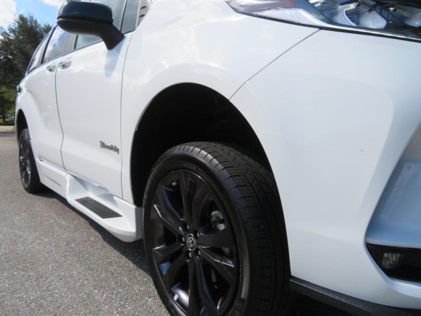 2023 White /Black Toyota Sienna XSE 7-Passenger (5TDXRKEC9PS) with an 2.5L L4 DOHC 16V HYBRID engine, CVT transmission, located at 4301 Oak Circle #19, Boca Raton, FL, 33431, (954) 561-2499, 26.388472, -80.084045 - Photo#31