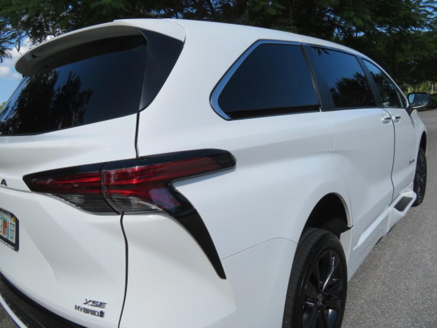 2023 White /Black Toyota Sienna XSE 7-Passenger (5TDXRKEC9PS) with an 2.5L L4 DOHC 16V HYBRID engine, CVT transmission, located at 4301 Oak Circle #19, Boca Raton, FL, 33431, (954) 561-2499, 26.388472, -80.084045 - Photo#32