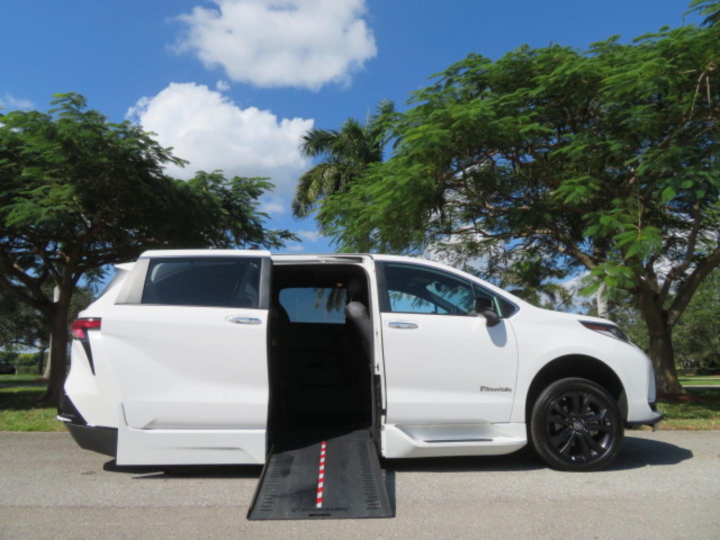 2023 White /Black Toyota Sienna XSE 7-Passenger (5TDXRKEC9PS) with an 2.5L L4 DOHC 16V HYBRID engine, CVT transmission, located at 4301 Oak Circle #19, Boca Raton, FL, 33431, (954) 561-2499, 26.388472, -80.084045 - Photo#0