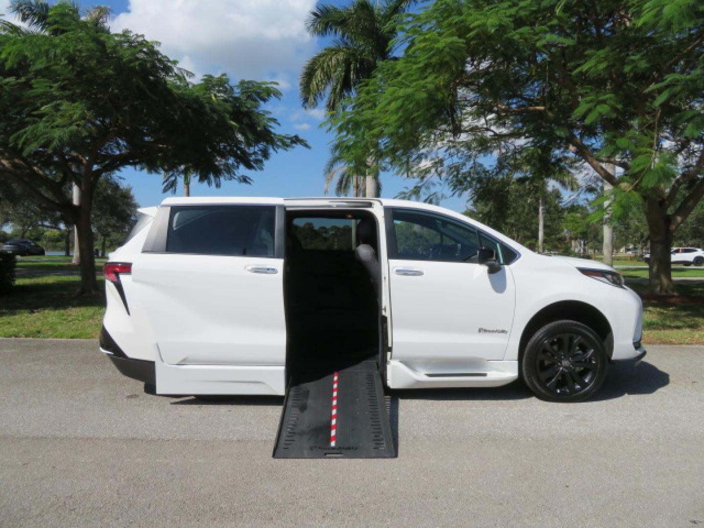 2023 White /Black Toyota Sienna XSE 7-Passenger (5TDXRKEC9PS) with an 2.5L L4 DOHC 16V HYBRID engine, CVT transmission, located at 4301 Oak Circle #19, Boca Raton, FL, 33431, (954) 561-2499, 26.388472, -80.084045 - Photo#35